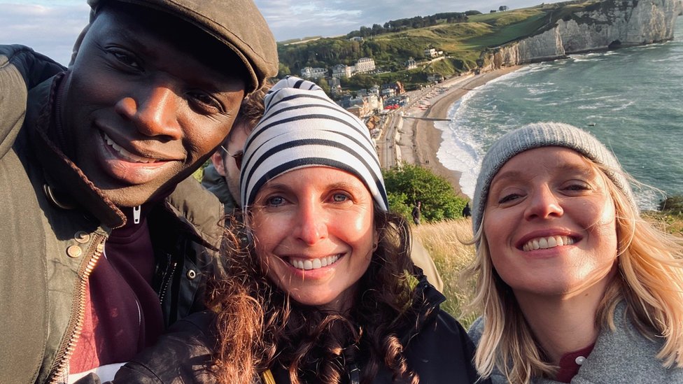 Marcela Said con Omar Sy y Ludivine Sagnier, los actores de la serie de Netflix Lupin.