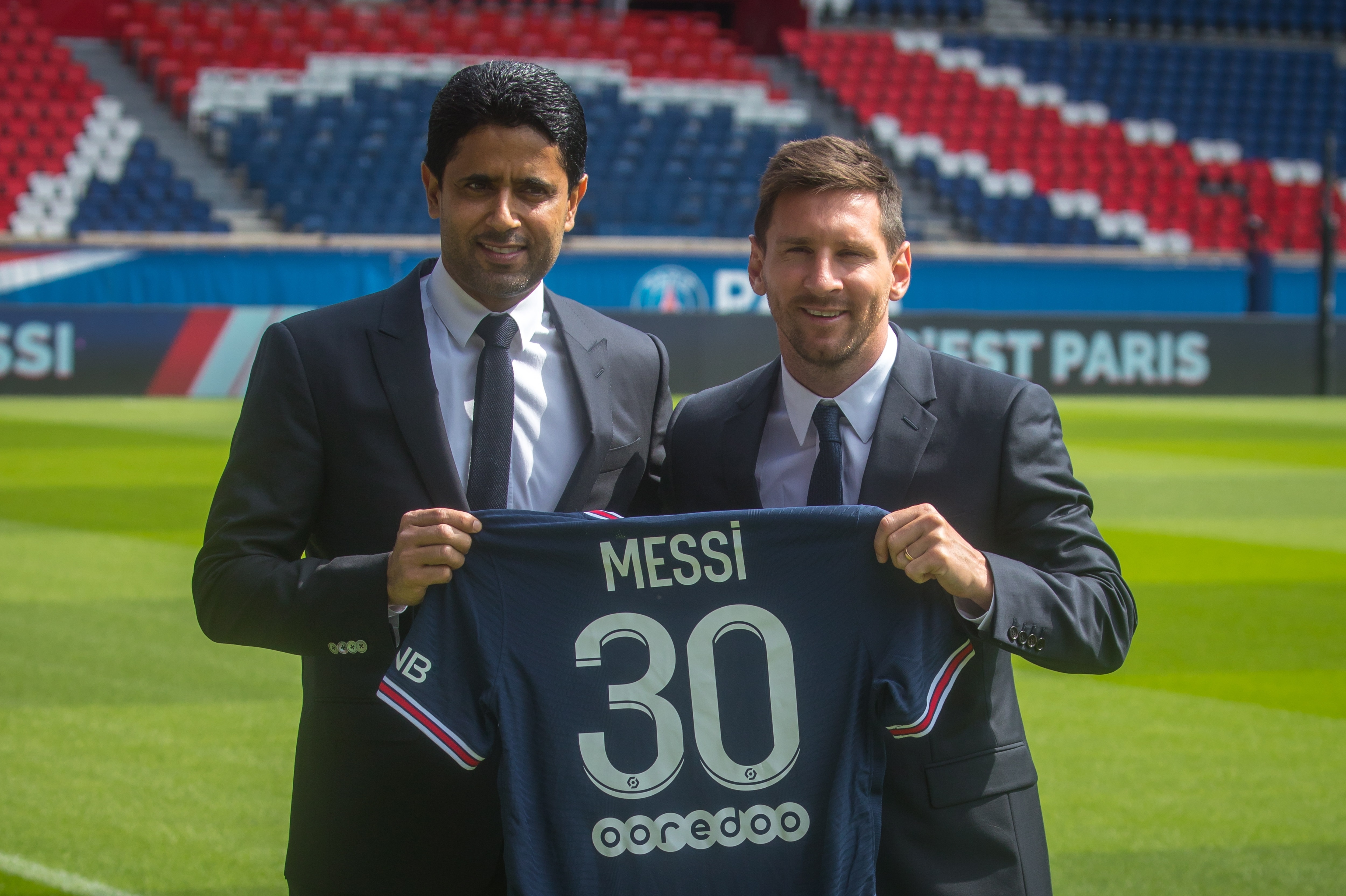 El presidente del Paris Saint-Germain Nasser Al-Khelaifi y el delantero argentino Lionel Messi posan durante la presentación de La Pulga en el Parque de Los Príncipes. Foto Prensa Libre: EFE. 