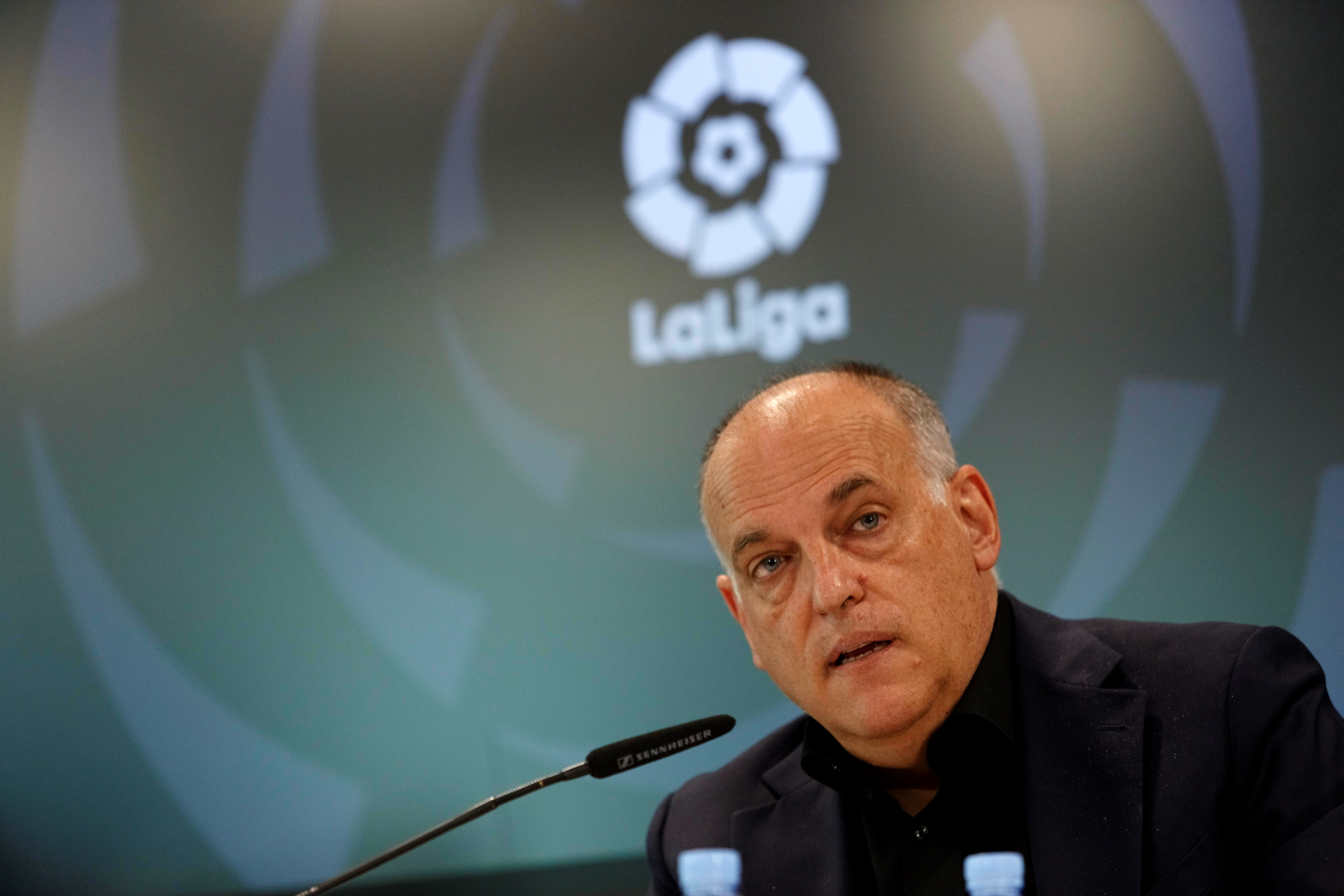 El presidente de LaLiga, Javier Tebas, durante la rueda de prensa ofrecida tras la Asamblea General Extraordinaria de dicha entidad, que ha aprobado este jueves el proyecto de 'LaLiga Impulso', que incluye el acuerdo con el fondo internacional CVC. (EFE/LaLiga/Guillermo Martínez) 