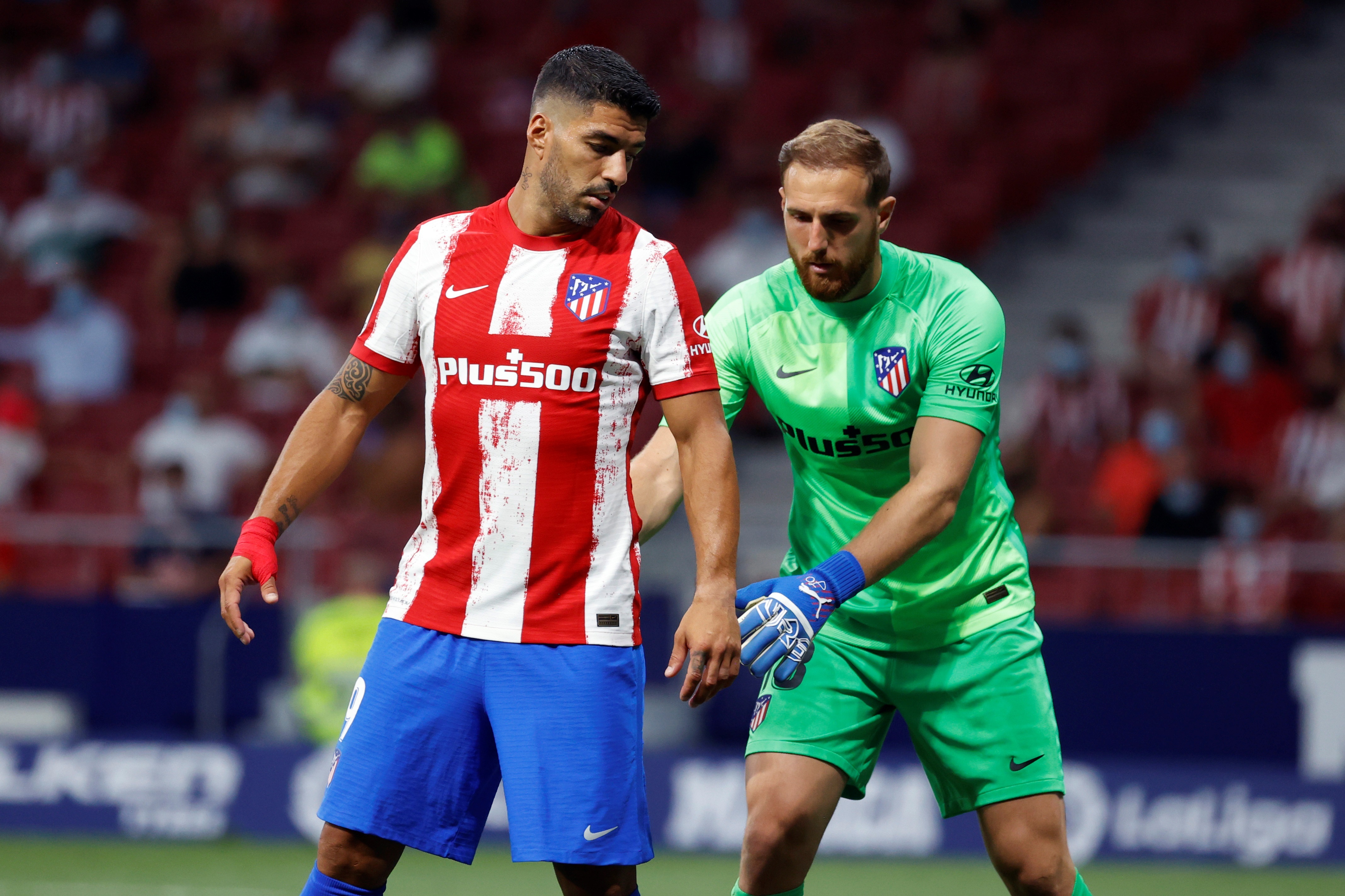 El portero esloveno del Atlético de Madrid Jan Oblak (d) y su compañero uruguayo Luis Suárez durante el partido de la segunda jornada de LaLiga. El delantero fue convocado con Uruguay para la Eliminatoria Sudamericana de septiembre. Foto Prensa Libre: EFE.