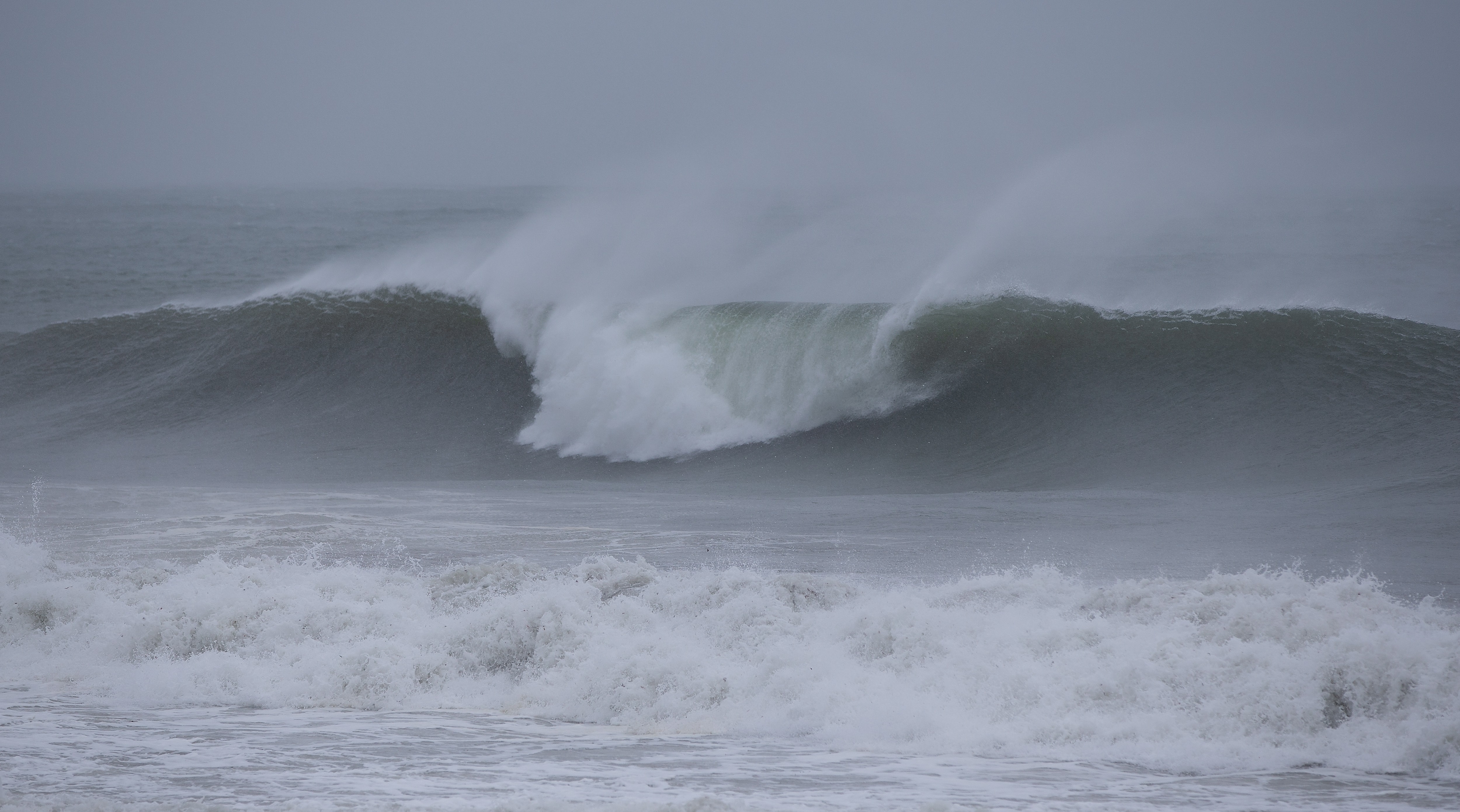 Westerly (United States), 22/08/2021.- The waves churned up by Tropical Storm Henri at Misquamicut Beach in Westerly, Rhode Island, USA, 22 August 2021. Tropical Storm Henri is expected to make landfall near the Connecticut and Rhode Island boarders later in the day. (Estados Unidos) EFE/EPA/CJ GUNTHER