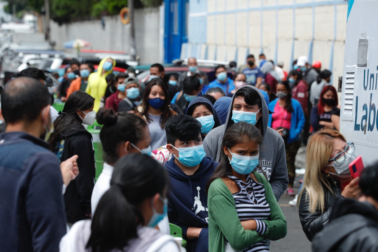 Decenas de guatemaltecos buscan hacerse la prueba contra el coronavirus. (Foto Prensa Libre: Esbin García)