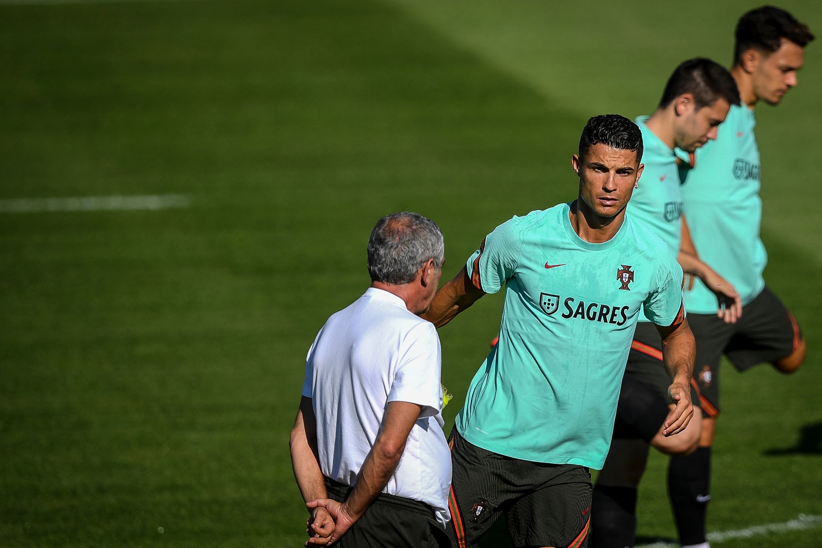 Cristiano Ronaldo junto a Fernando Santos en la práctica de Portugal. (Foto Prensa Libre: AFP)