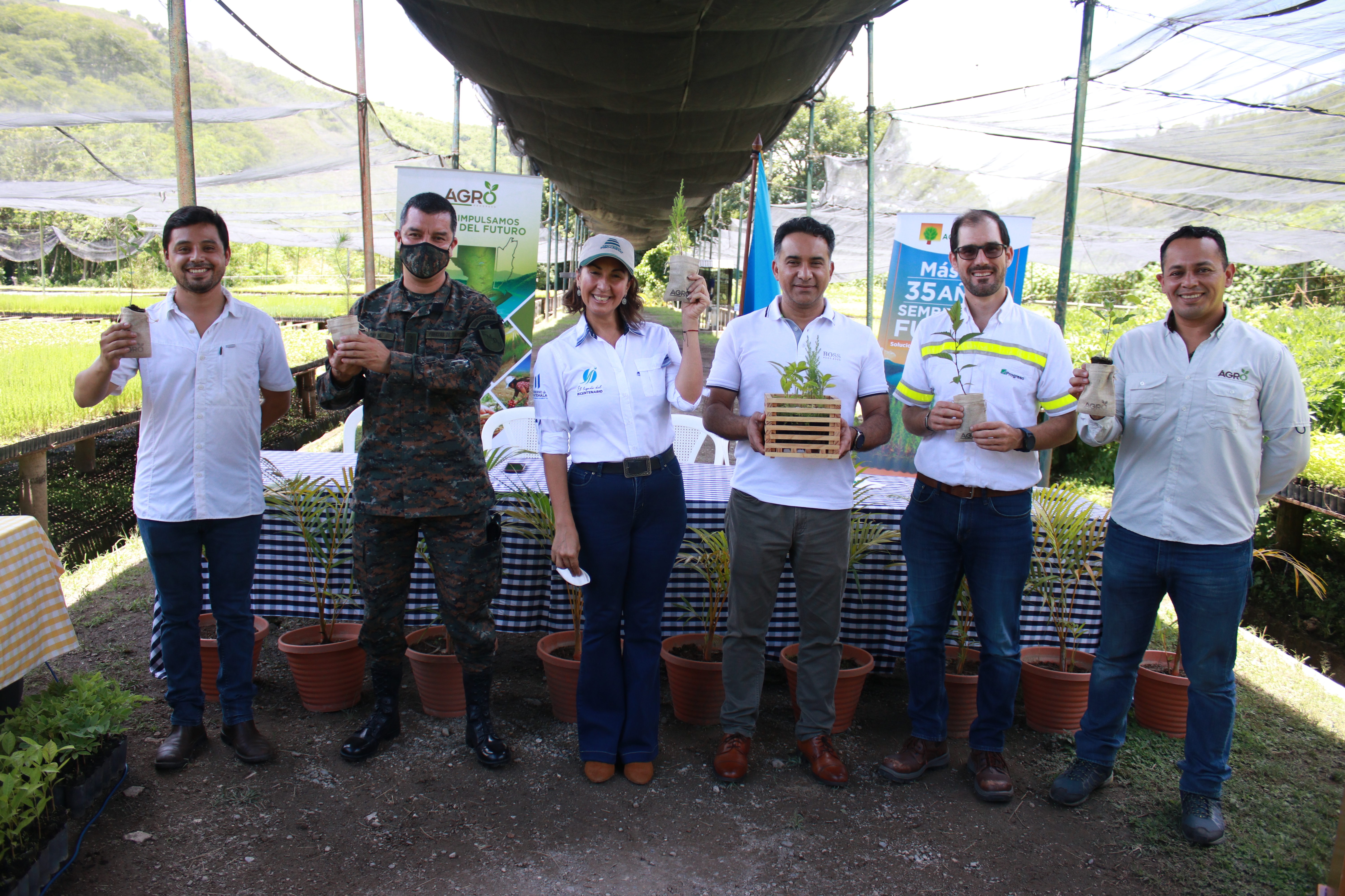 Progreso sigue contribuyendo con el medioambiente por medio de donación de árboles. Foto Prensa Libre: Cortesía.