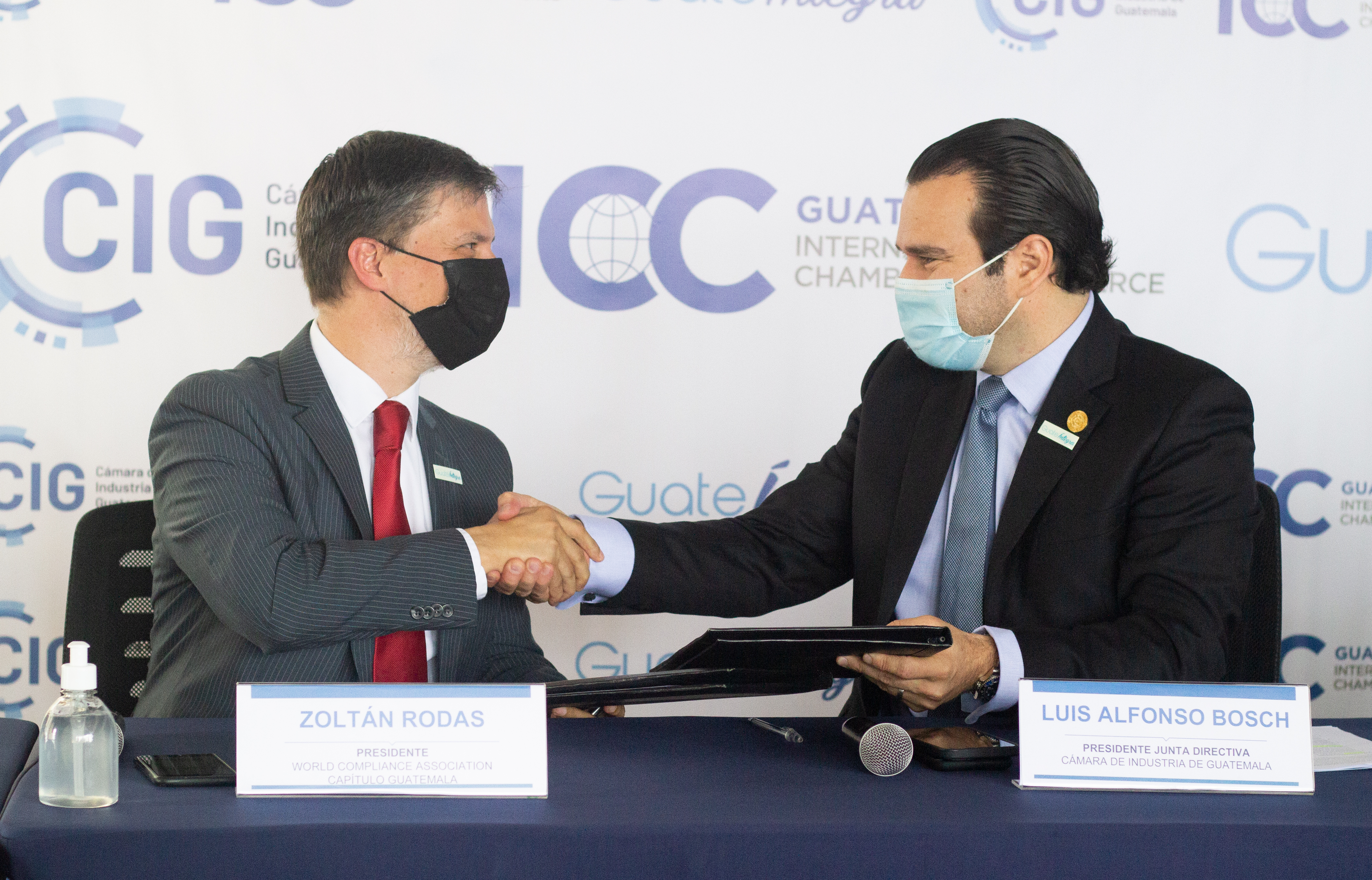 Zoltán Rodas, presidente de World Compliance Association (WCA), y Luis Alfonso Bosch, presidente de la Cámara de Industria de Guatemala firmaron convenio para apoyar a programa GuateÍntegra. (Foto Prensa Libre: Cortesía)