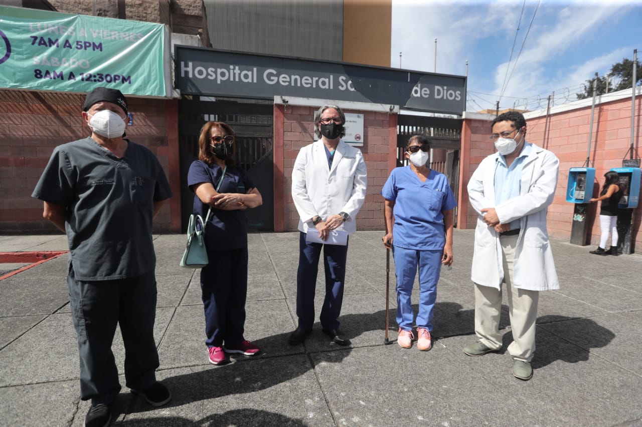 Médicos del hospital San Juan de Dios teme que ese centro se convierta en hospital covid debido a la cantidad de pacientes que ingresan contagiados. (Foto Prensa Libre: Fernando Cabrera)