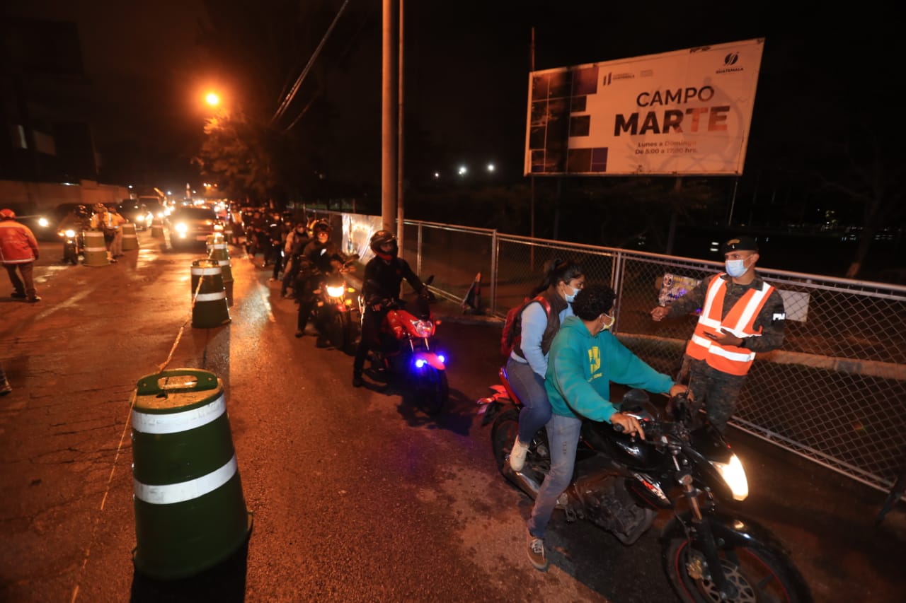 Fila de motocicletas al ingreso del puesto de vacunación del Campo de Marte. (Foto Prensa Libre: Juan Diego González)