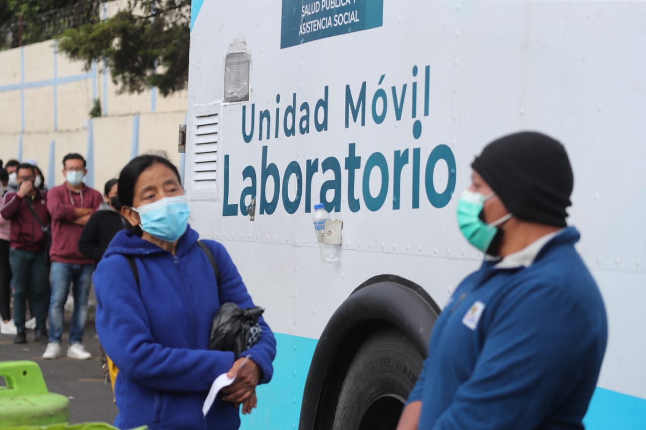 Pobladores esperan para hacerse el hisopado en un laboratorio móvil en la zona 11 capitalina. (Foto: Érick Ávila)