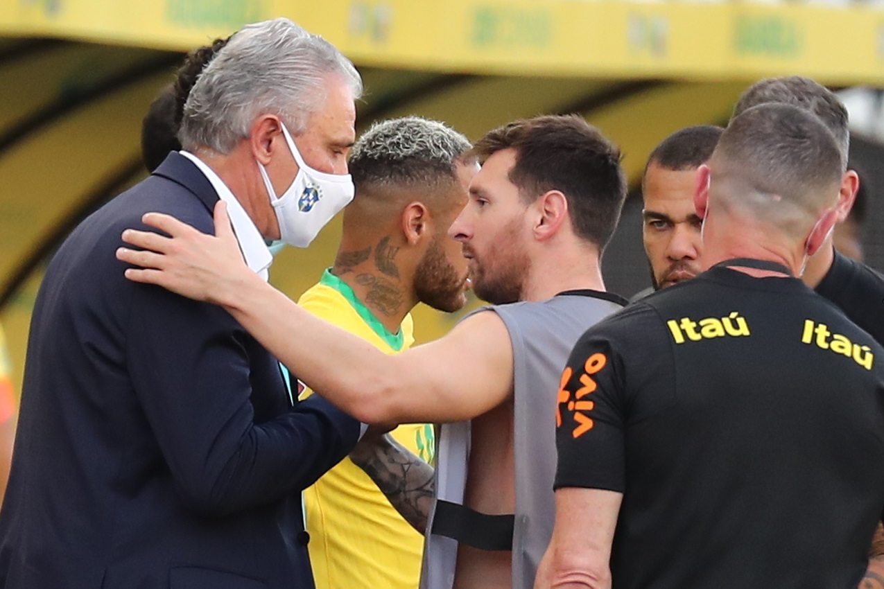 El entrenador de Brasil Tite (i) habla con Lionel Messi de Argentina durante el partido de las eliminatorias sudamericanas para el Mundial de Qatar 2022 en el estadio Arena de Sao Paulo en Sao Paulo (Brasil). Foto Prensa Libre: EFE.