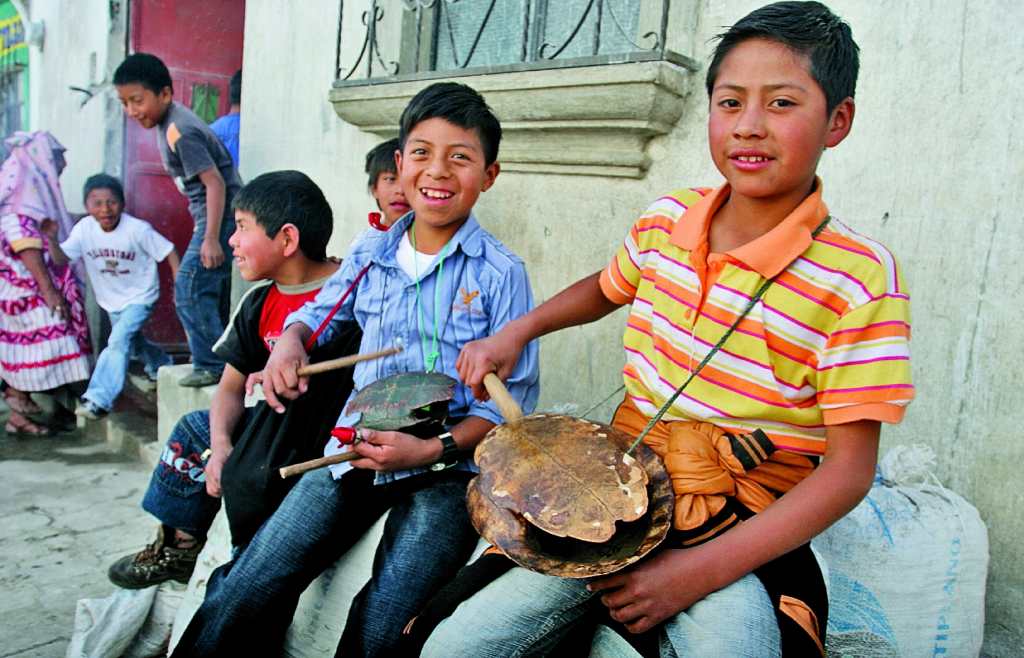 Niños tocando una tortuga
