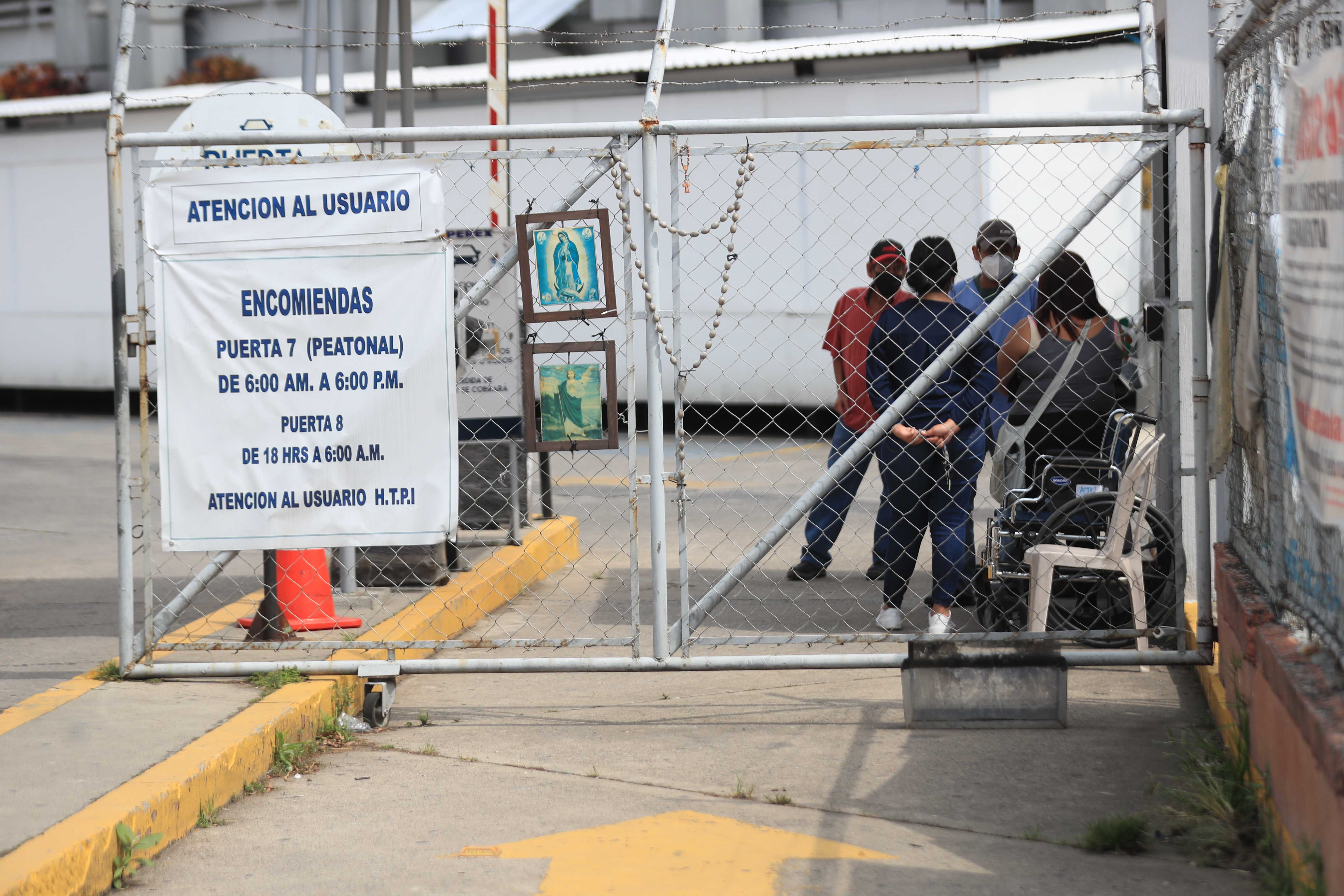 El Hospital Temporal del Parque de la Industria se ha visto desbordado en varias ocasiones durante la pandemia. (Foto Prensa Libre: Hemeroteca PL)