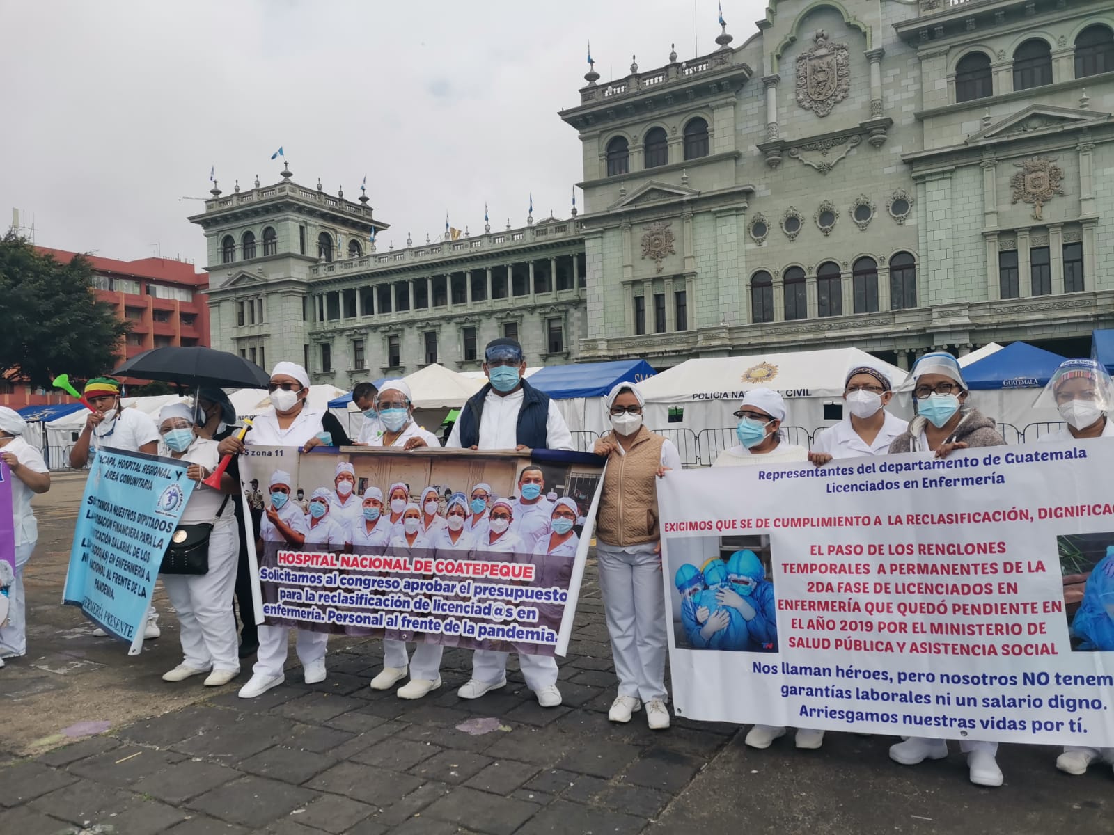 Grupo de licenciados en enfermería en la protesta frente a la Plaza de la Constitución. (Foto Prensa Libre: Esbin García)