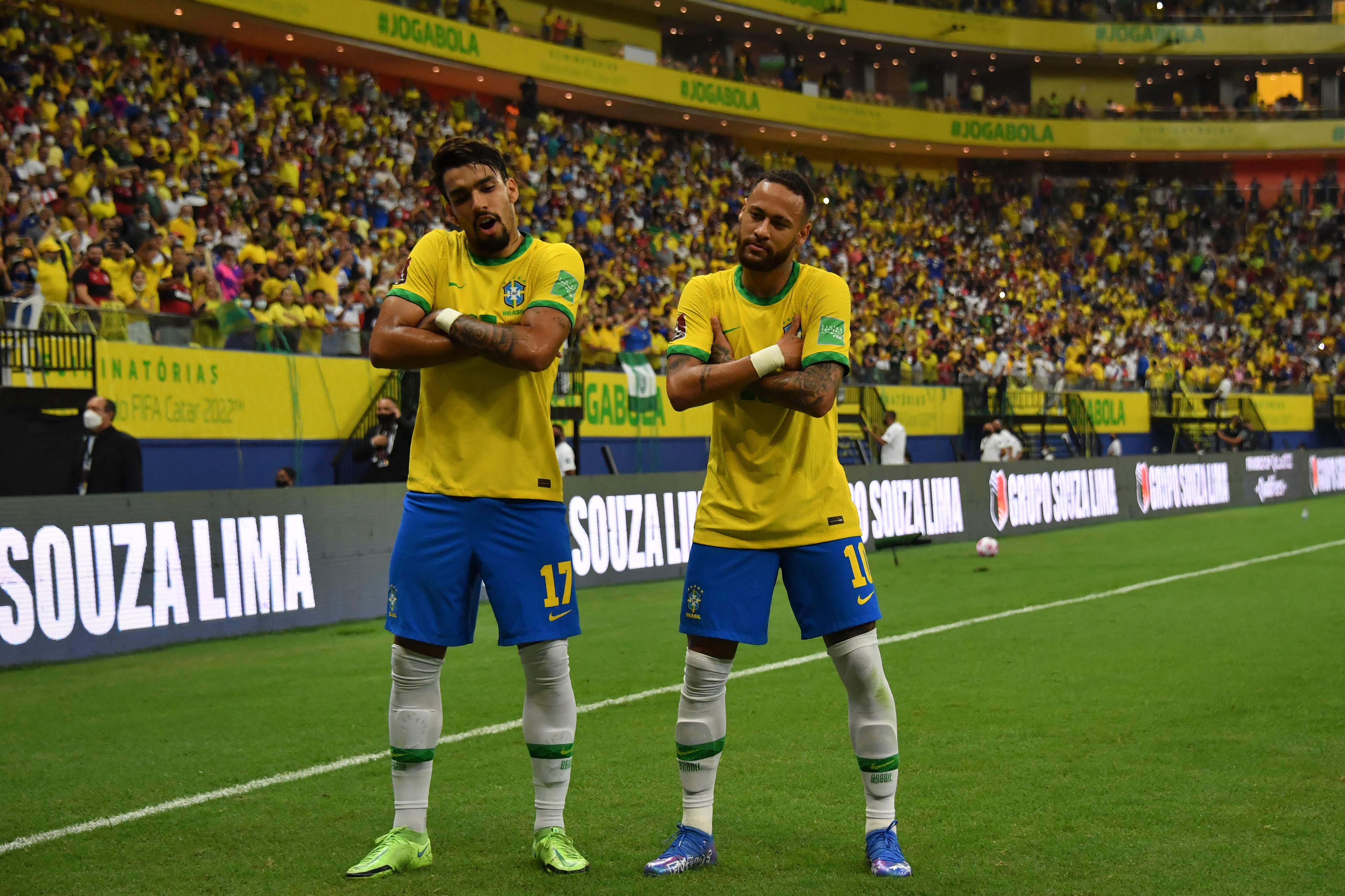 Neymar (D) celebra con Lucas Paqueta después de marcar un gol ante Uruguay en la eliminatoria sudamericana para el Mundial de Qatar 2022. Foto Prensa Libre: AFP.