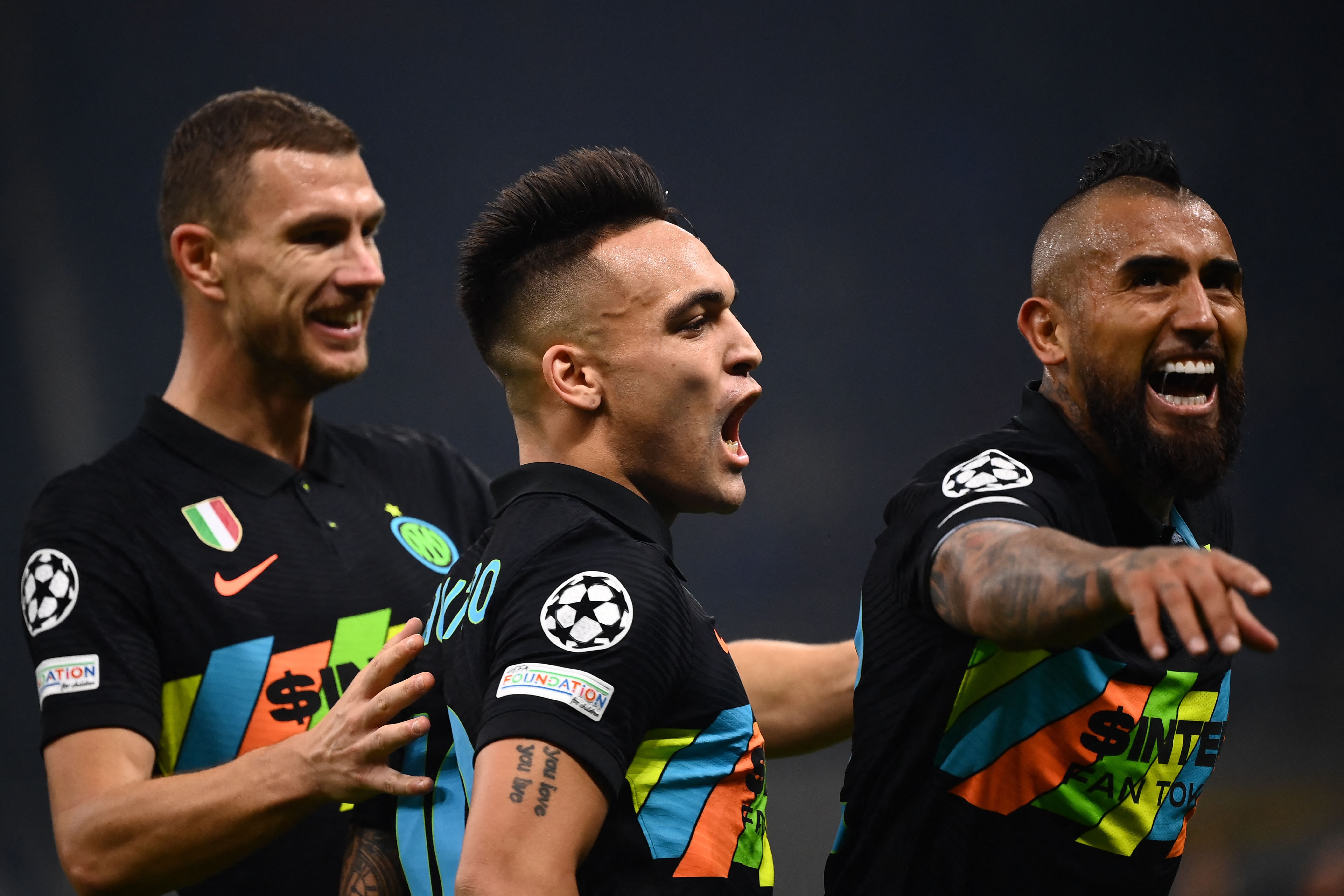 Arturo Vidal (D) celebra con sus compañeros Lautaro Martinez (I) y Edin Dzeko (C) después de marcar el 2-1 ante el FC Sheriff Tiraspol en el estadio Giuseppe Meazza. Foto Prensa Libre: AFP