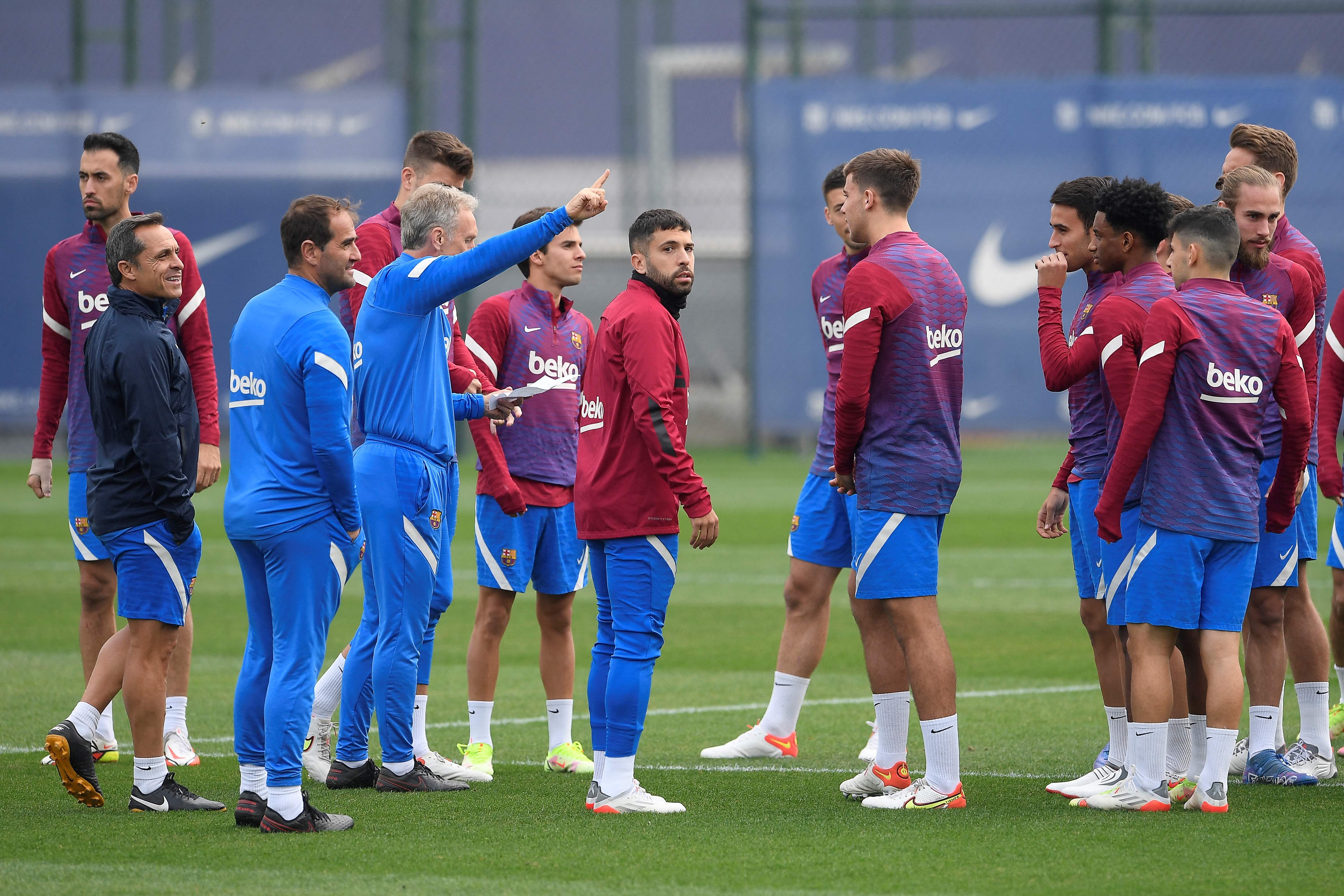 El técnico interno del Barcelona, Sergi Barjuan (I) durante la práctica del 29 de octubre. Foto Prensa Libre: AFP.