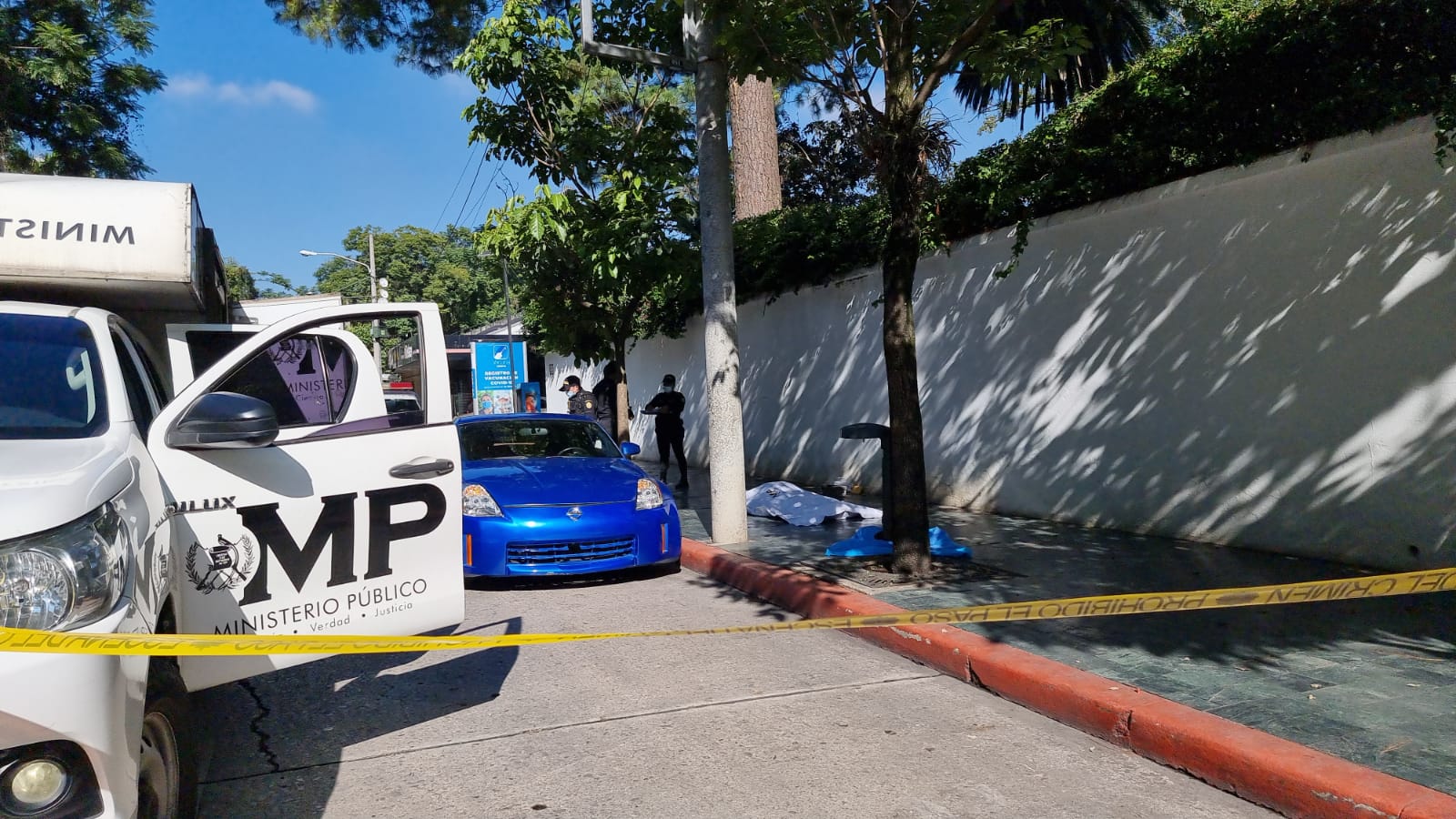 Una pareja fue atacada en un auto deportivo en la zona 10 capitalina. (Foto Prensa Libre: Érick Ávila)