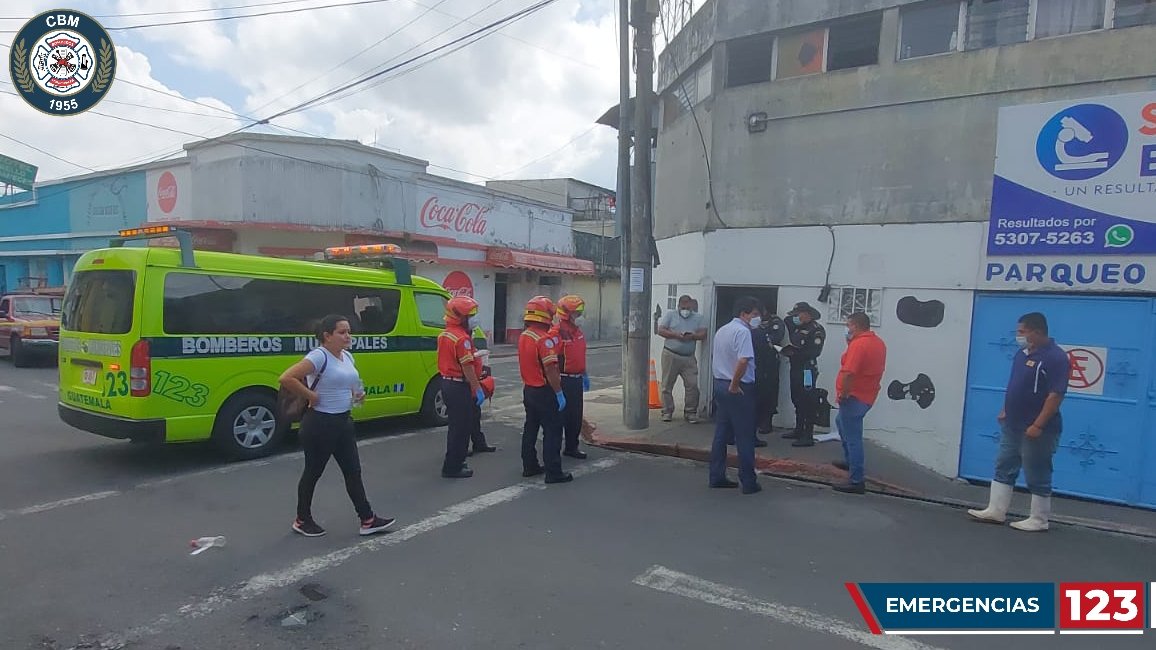 Bomberos Municipales atendieron un ataque armado en la zona 8 capitalina que dejó dos muertos y tres heridos. (Foto Prensa Libre: Bomberos Municipales)