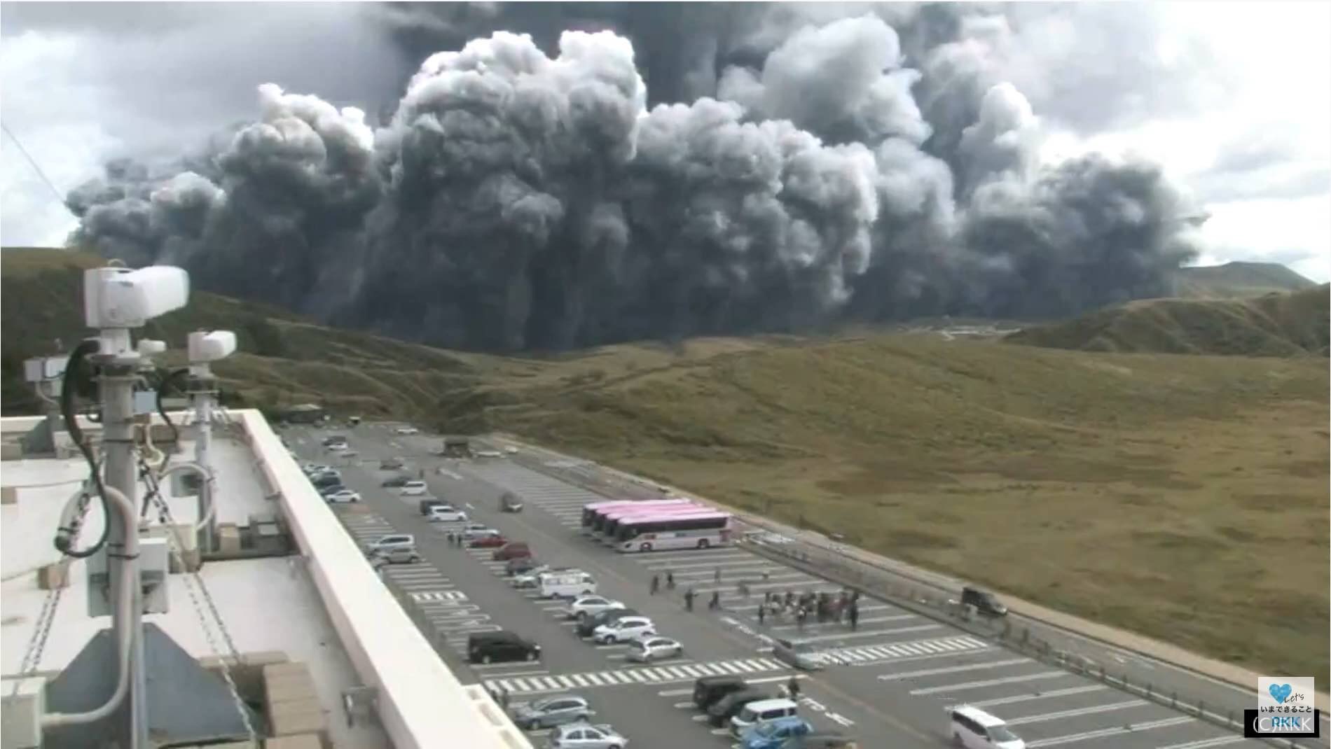 El volcán Aso en Japón hizo erupción este miércoles, arrojando una columna gigante de ceniza a miles de metros hacia el cielo. (Foto Prensa Libre: Twitter) 