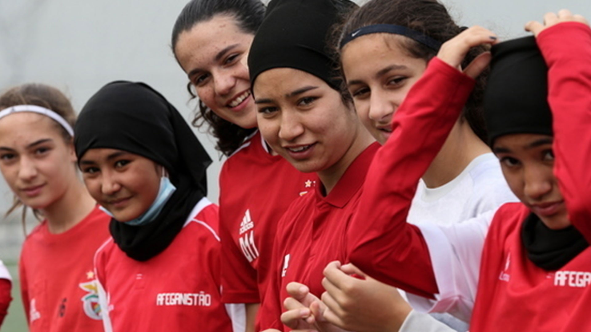 Jóvenes afganas llegaron el 19 de septiembre a Lisboa, Portugal tras una huida de los talibanes de más de 6.000 kilómetros. (Foto Prensa Libre: EFE Deportes)