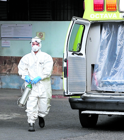 En septiembre se aprobó la ley de emergencia para atender la pandemia del covid-19 acortó los tiempos para adquirir medicamentos, pero   las compras hechas por los hospitales aún no reflejan el abastecimiento de fármacos esenciales. (Foto Prensa Libre: Hemeroteca PL)