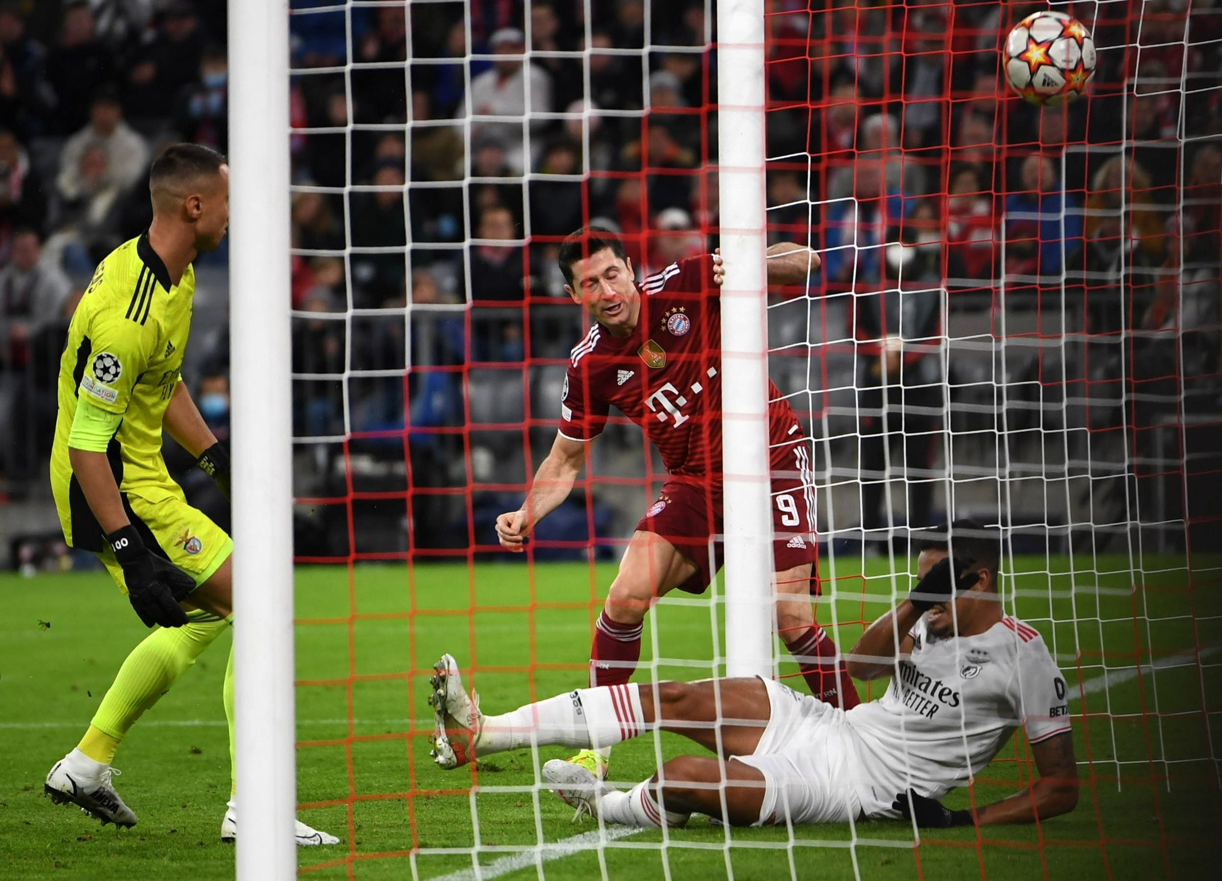 Bayern Múnich Golea Al Benfica 5-2 Con Triplete De Lewandowski Que ...