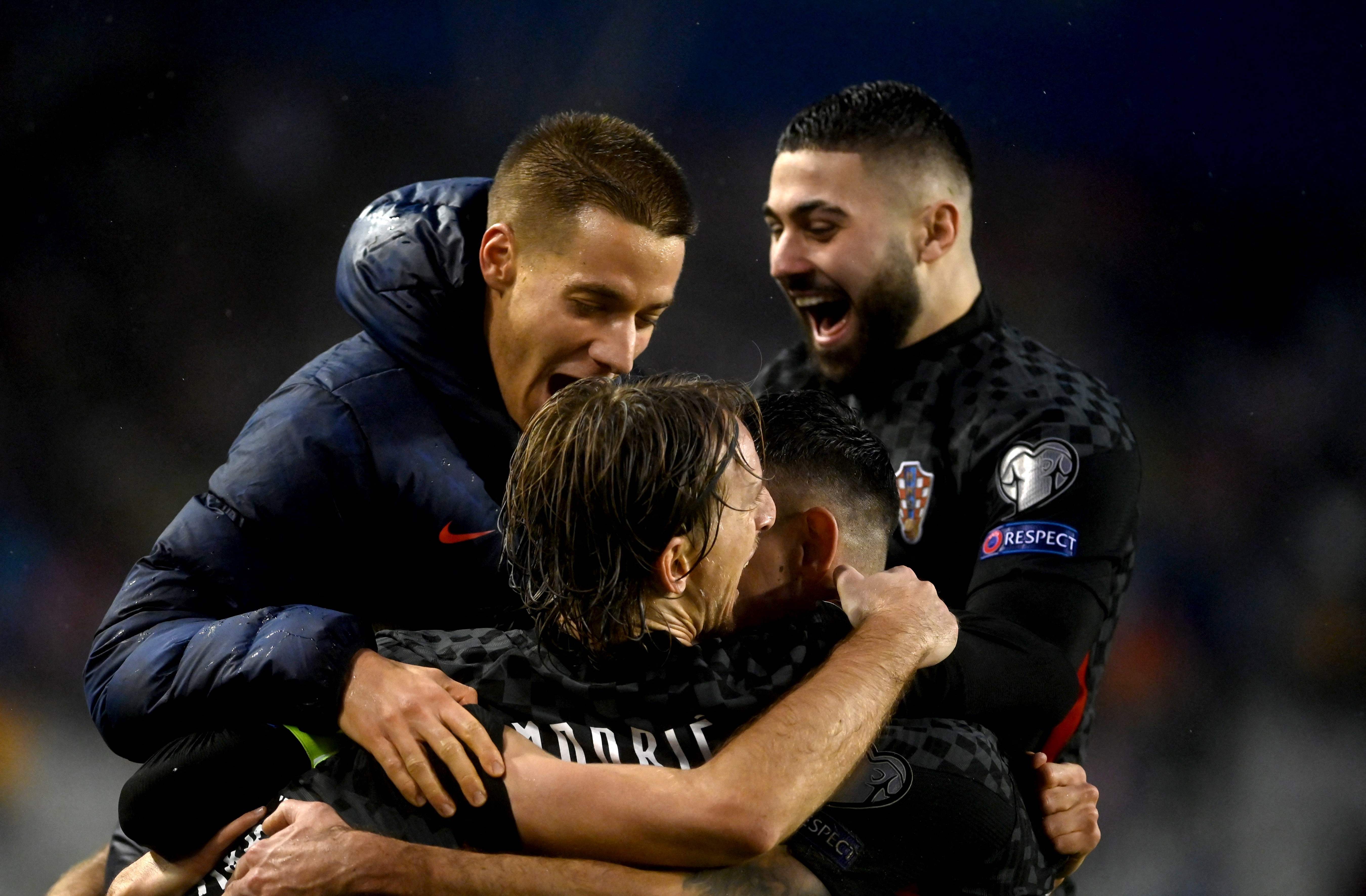 Los jugadores de Croacia festejando su clasificación al Mundial ante Rusia. (Foto Prensa Libre: AFP)