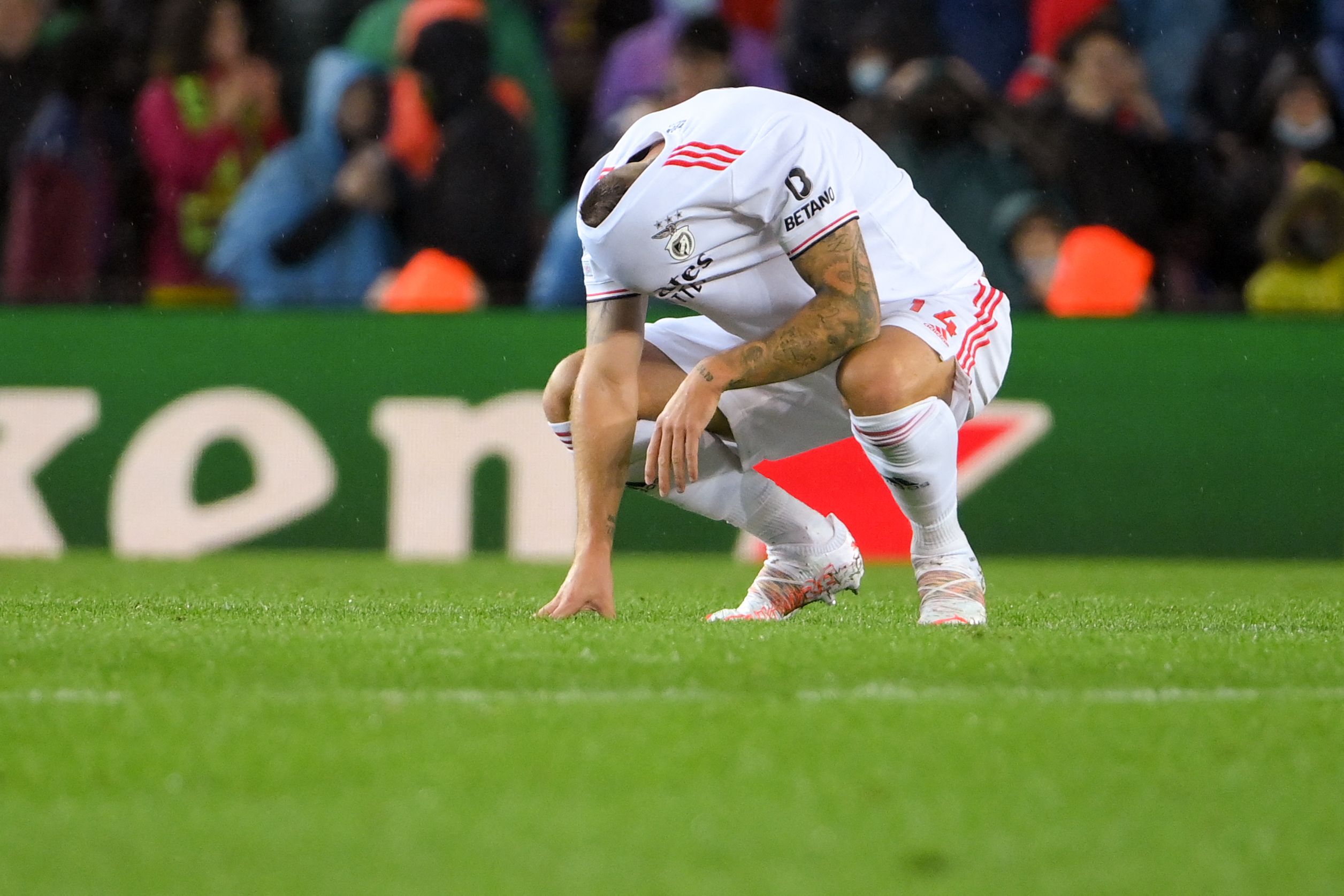 El delantero suizo del Benfica, Haris Seferovic reaccionó de esta forma después de errar una oportunidad única para llevarse la victoria del Camp Nou, y asegurar en gran medida la clasificación en Champions League. Foto Prensa Libre: AFP.