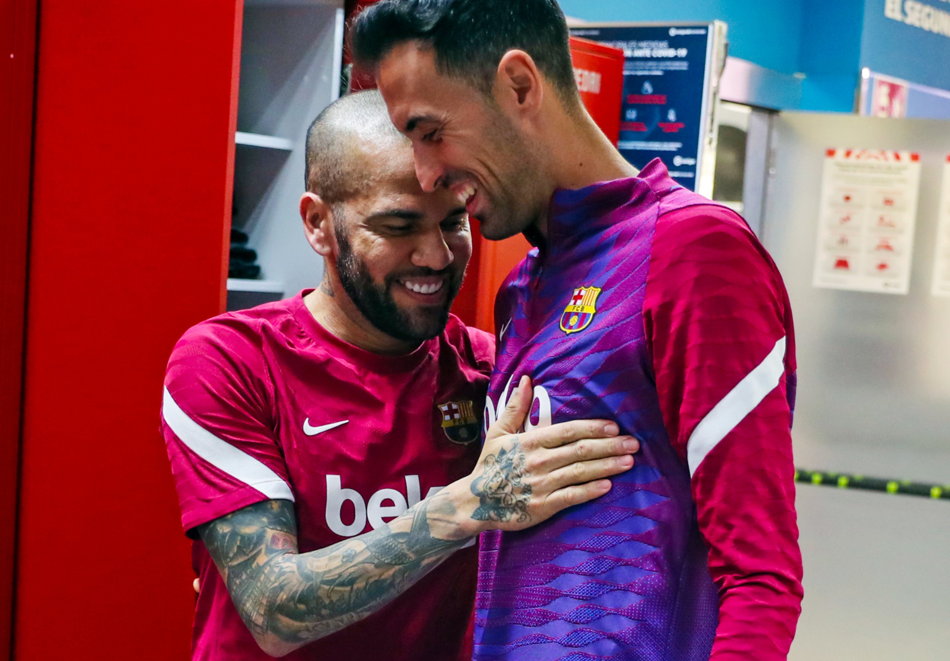 El club Barcelona publicó en sus redes sociales algunas fotografías en donde se observa a Dani Alves compartiendo con antiguos compañeros como Sergio Busquets en el primer entreno tras su regreso al cuadro blaugrana. Foto FC Barcelona.