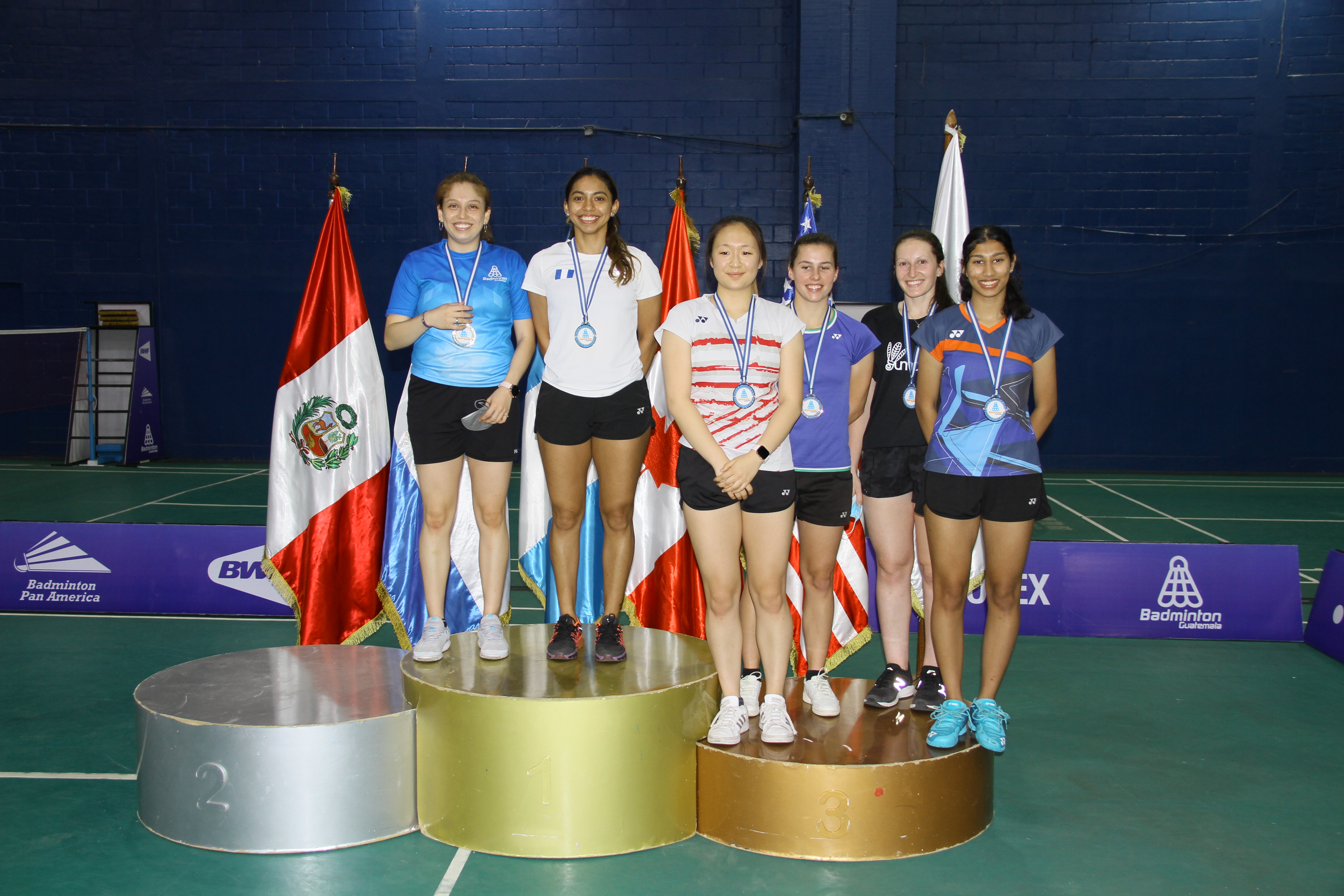 Nikté Sotomayo y Diana Corleto Soto se agenciaron el oro en dobles femeninos durante el Futuro Serie de bádminton 2021. (Foto Federación de Bádminton).