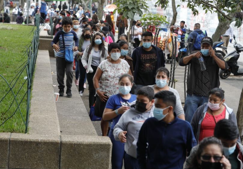 Padres de familia junto a sus hijos asisten a centro de vacunación contra el covid-19 en el Parque Central de la capital. (Foto Prensa Libre: Esbin García)