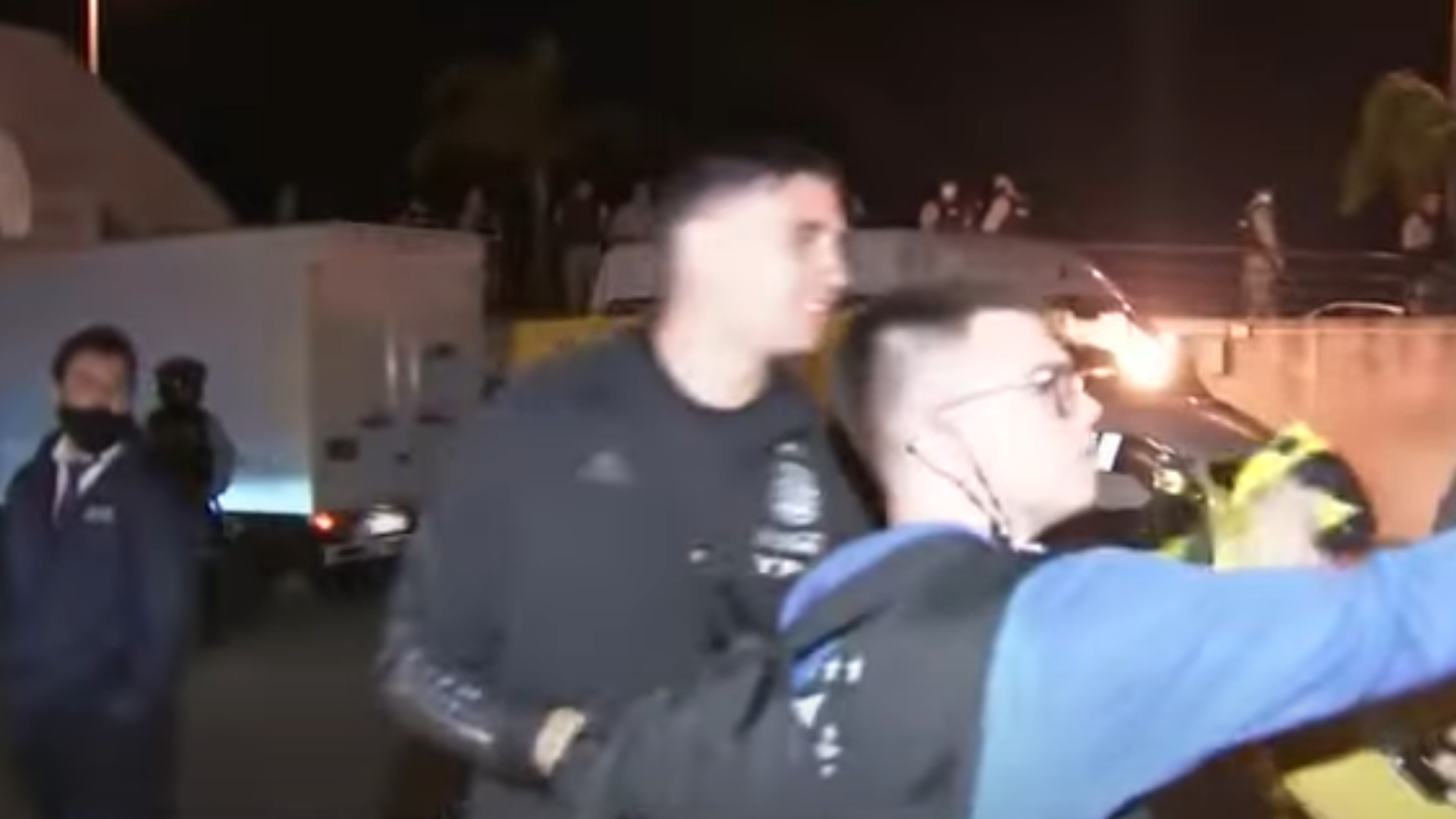 El arquero de la selección argentina Emiliano Martínez hizo feliz a un aficionado después de ganar a Uruguay. (Foto Prensa Libre: Youtube)