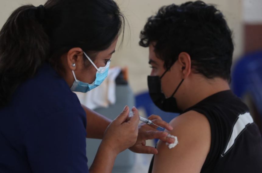 Guatemala continúa con la vacunación de su población contra el covid-19. (Foto Prensa Libre: Erick Ávila)