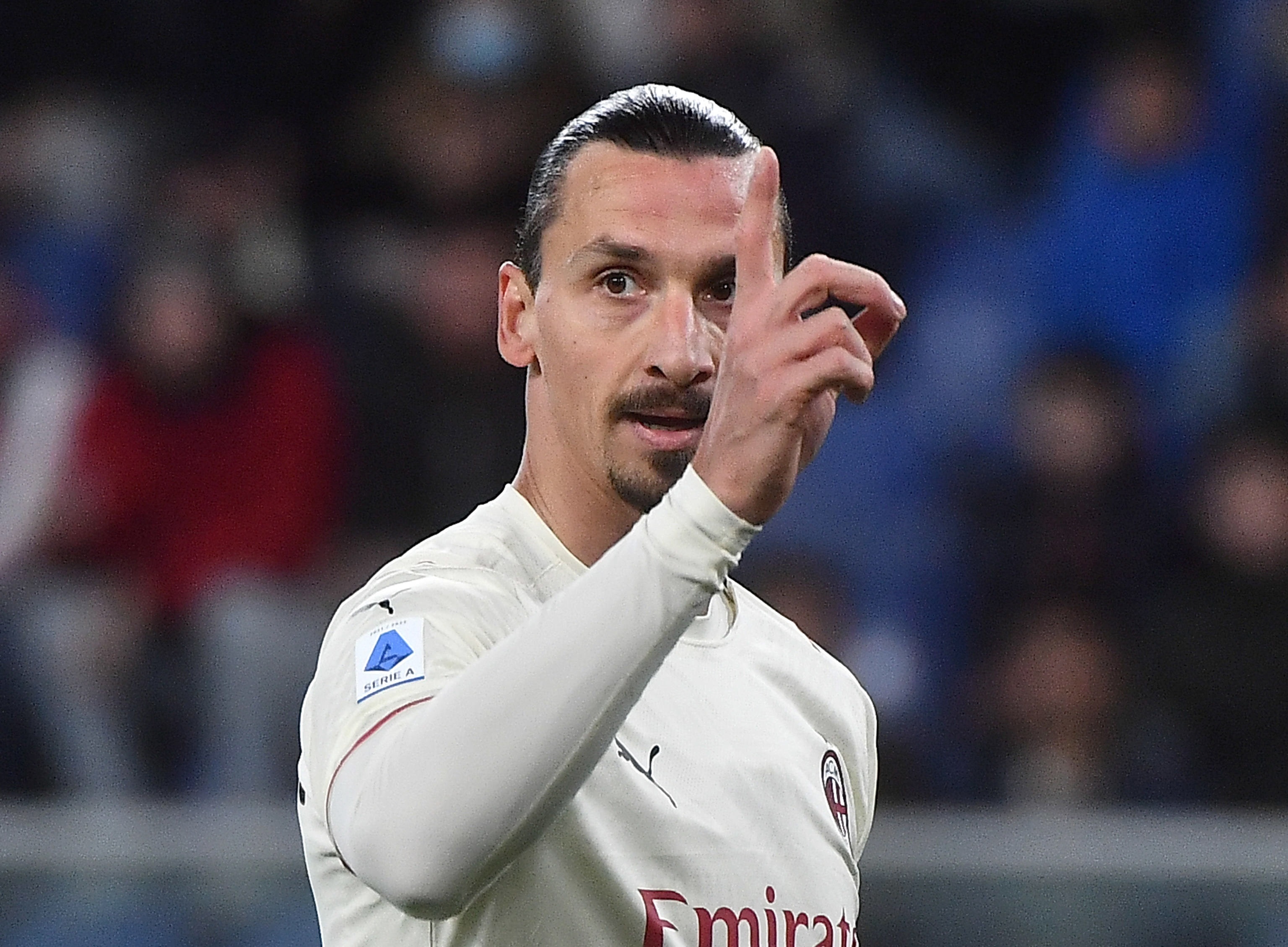 El jugador del Milán Zlatan Ibrahimovic reacciona en el duelo ante Genoa CFC en el Luigi Ferraris. (Foto Prensa Libre: EFE)