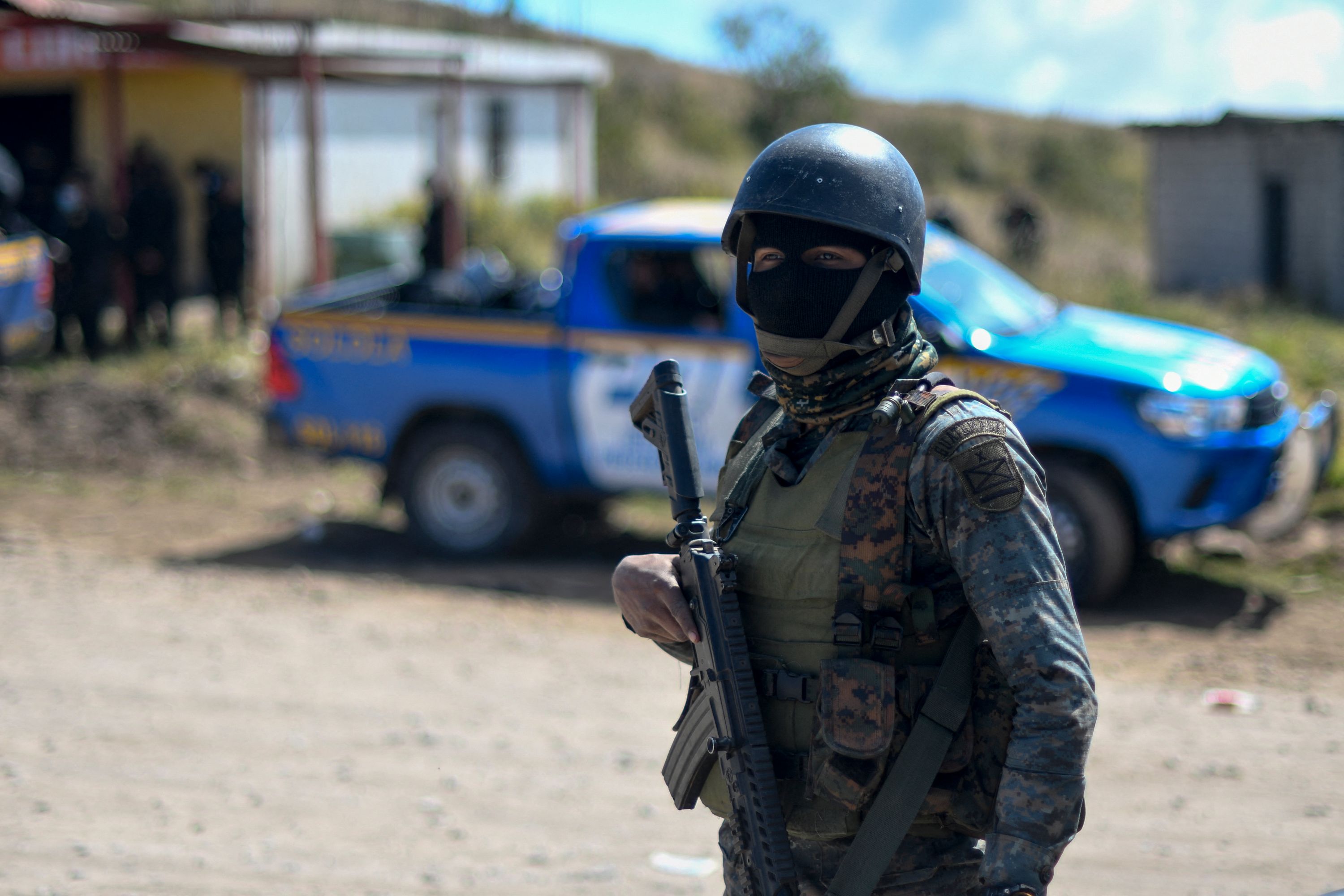 Un soldado vigila un área cercana a la aldea Chiquix, durante un operativo policial para dar con los responables de la masacre de 13 personas. (Foto Prensa Libre: AFP)