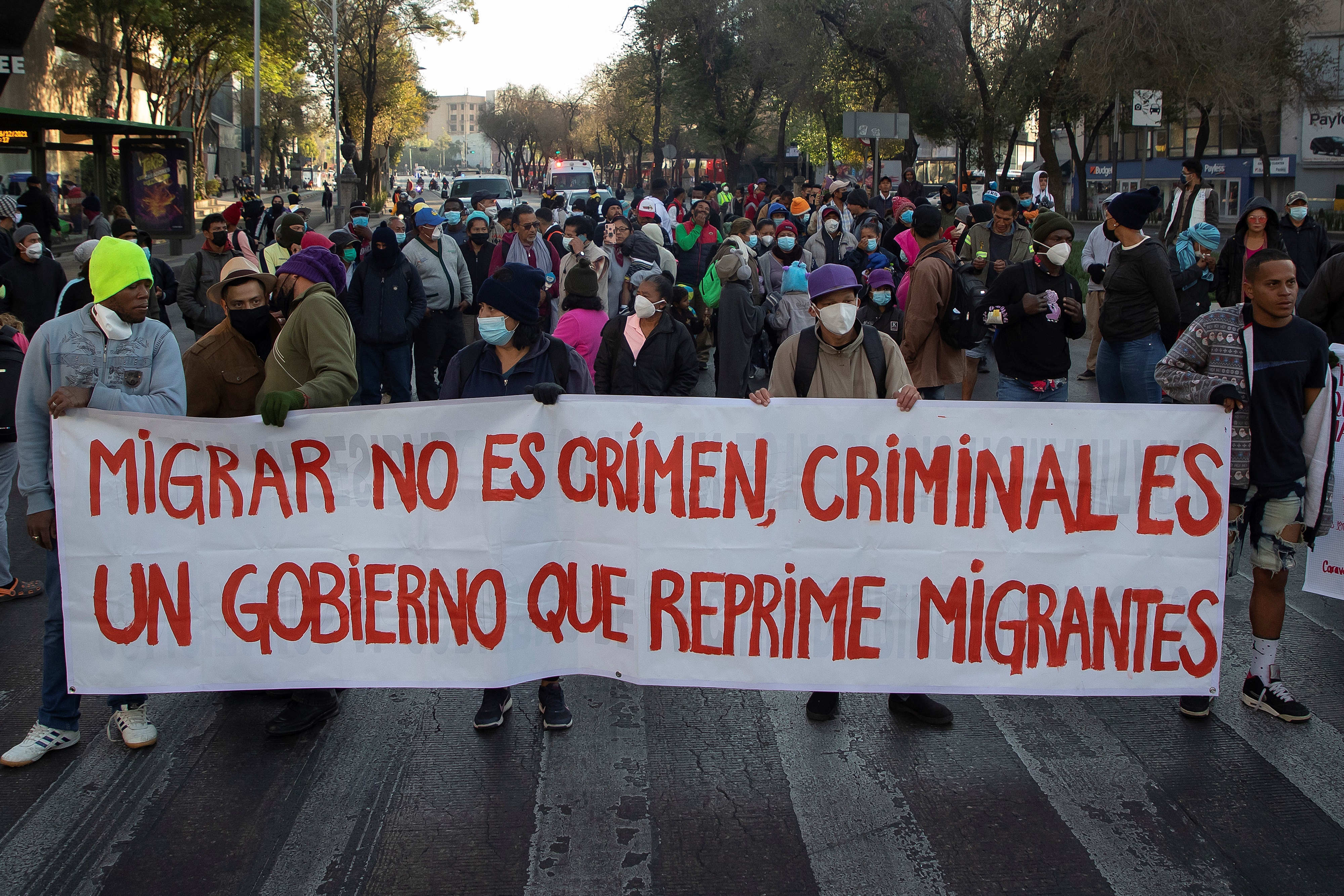 Crisis migratoria Caravana de indocumentados marcha en CDMX por