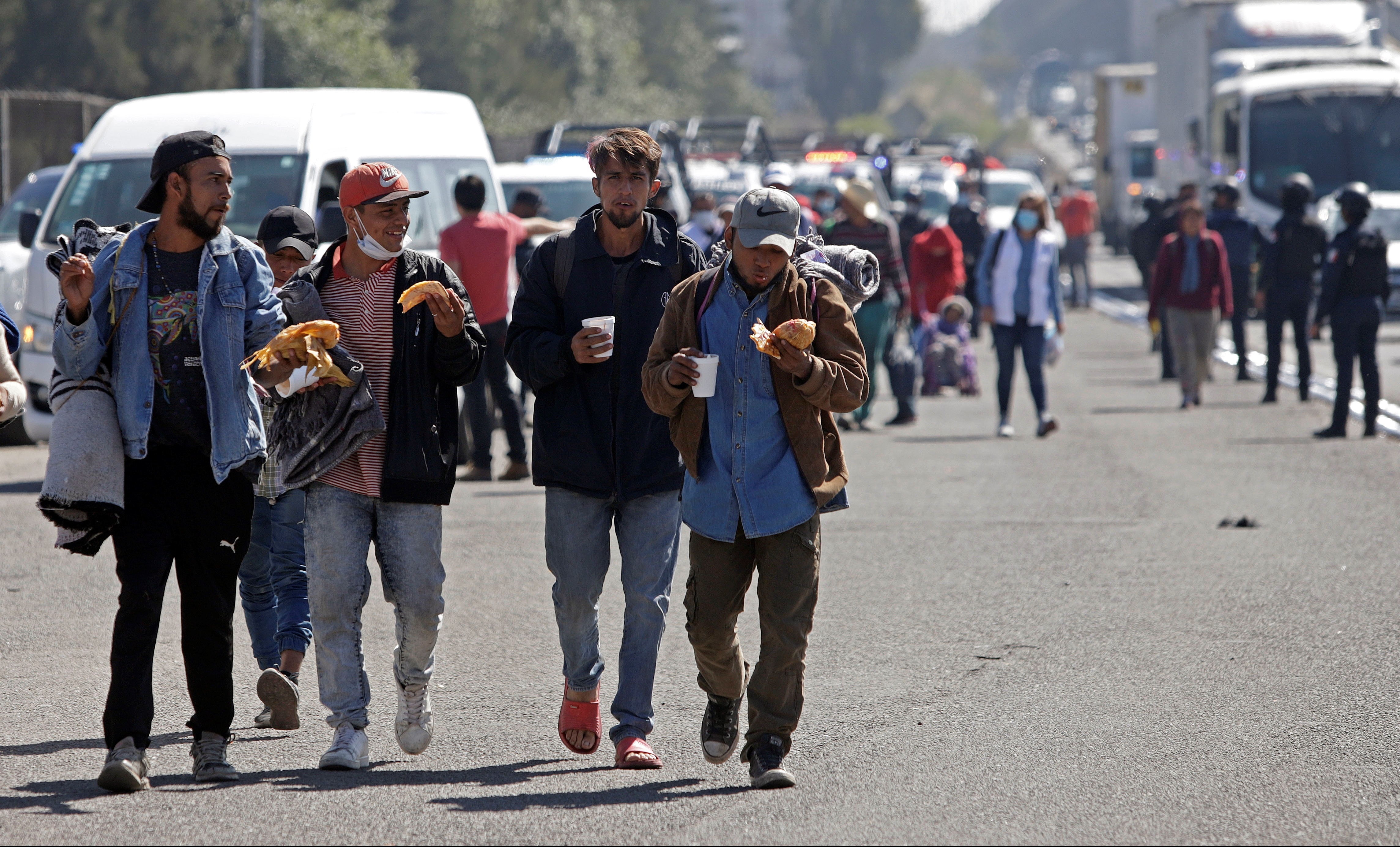 Caravana migrante llega a Puebla y guatemalteco cuenta c mo ha