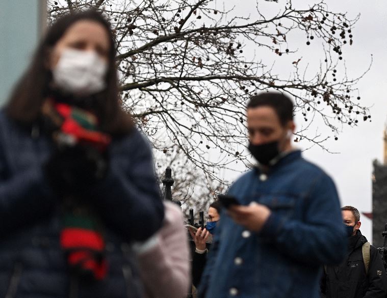 Personas hacen fila frente al hospital de St. Thomas para recibir inyecciones de refuerzo de covid-19 en Londres, Reino Unido. (Foto Prensa Libre: EFE) 