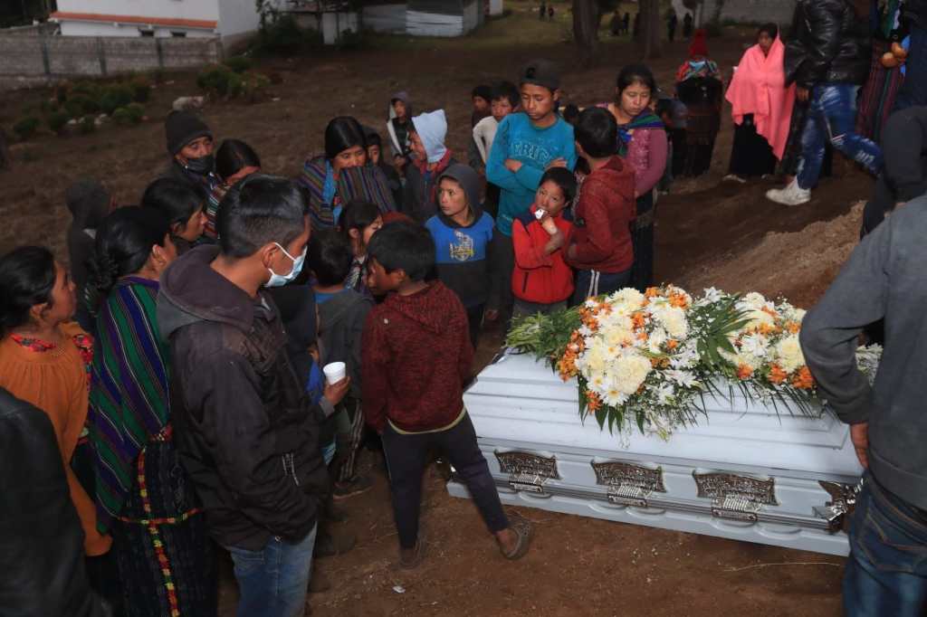 En imágenes: dolor y luto en Santa Catarina Ixtahuacán al sepultar a sus seres queridos 