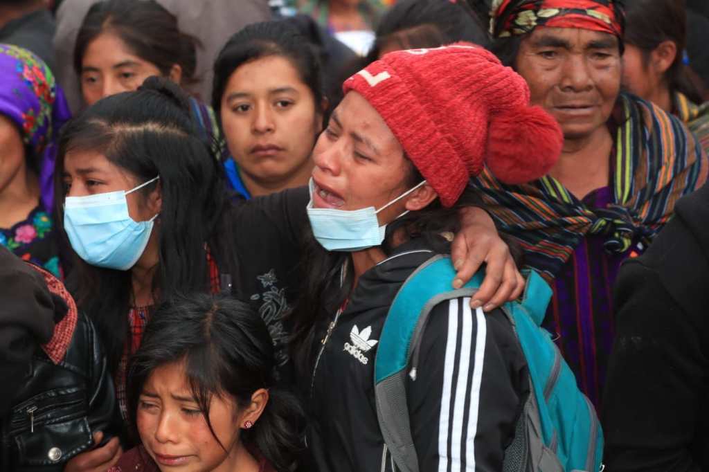 En imágenes: dolor y luto en Santa Catarina Ixtahuacán al sepultar a sus seres queridos 