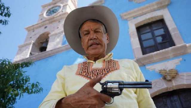 Padre Pistolas": sacerdote mexicano celebra misa con un revólver en la cintura y pide a sus fieles "armarse"