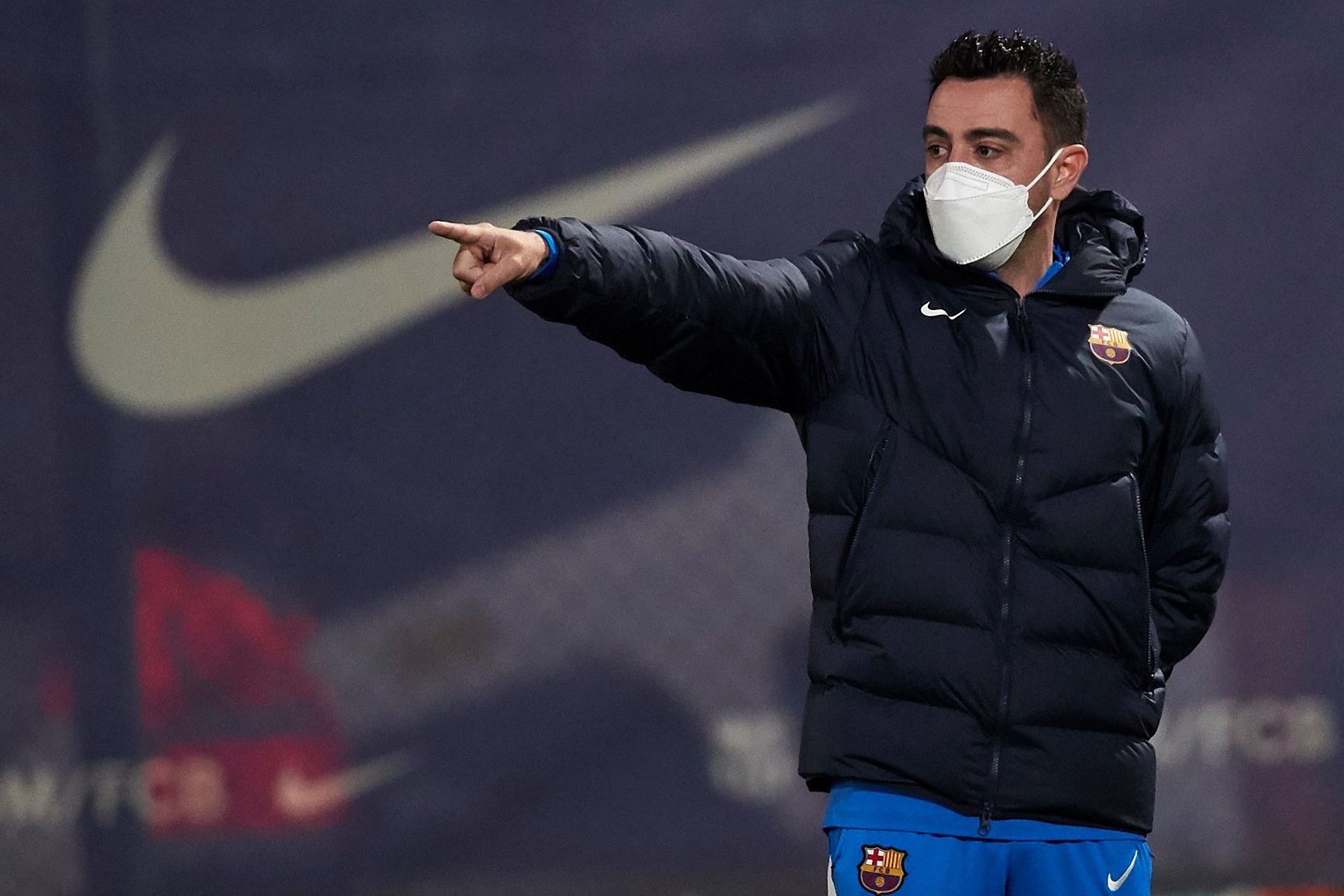 El técnico del FC Barcelona, Xavi Hérnández da instrucciones a sus jugadores durante el entrenamiento que realiza la plantilla azulgrana para preparar el partido de liga que disputarán mañana en el Estadio Nuevo los Cármenes ante el Granada. (Foto Prensa Libre: EFE)