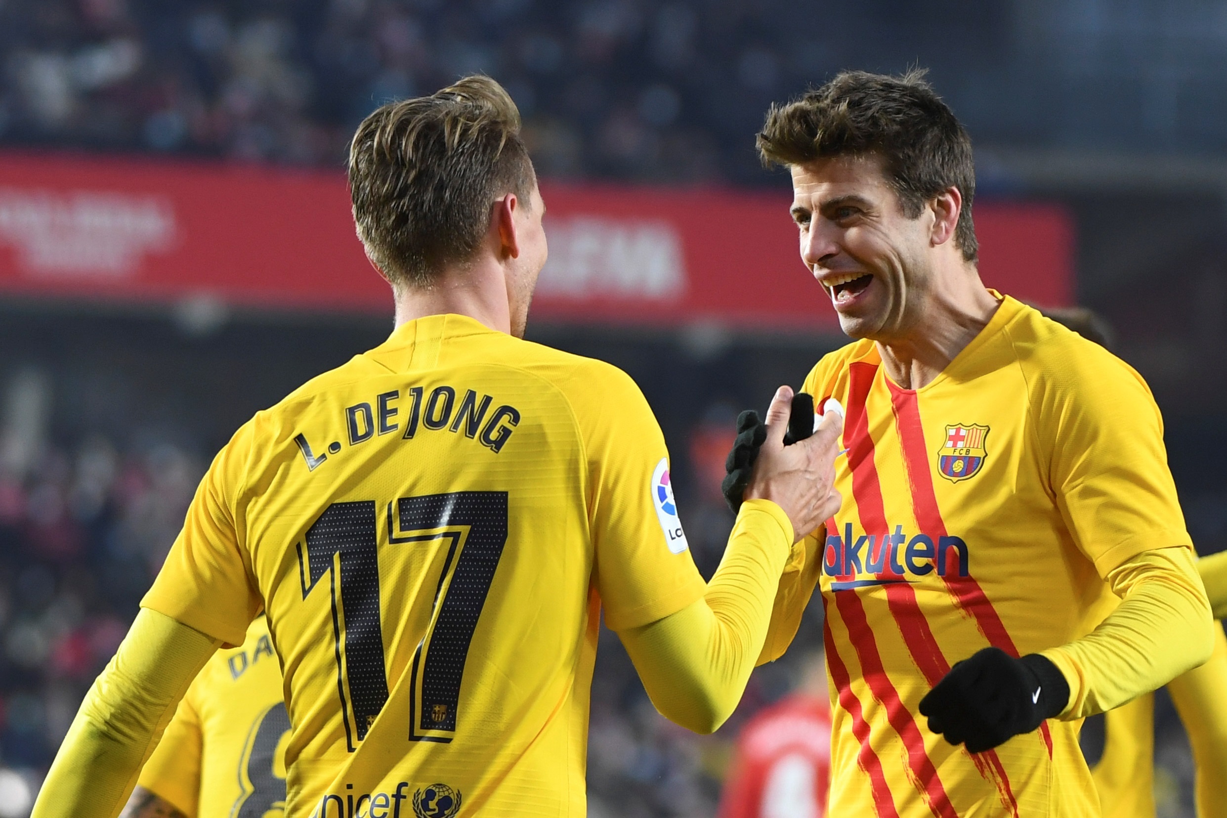 El delantero neerlandés del FC Barcelona, Luuk de Jong (i) celebra con su compañero Gerard Piqué. (Foto Prensa Libre: EFE)