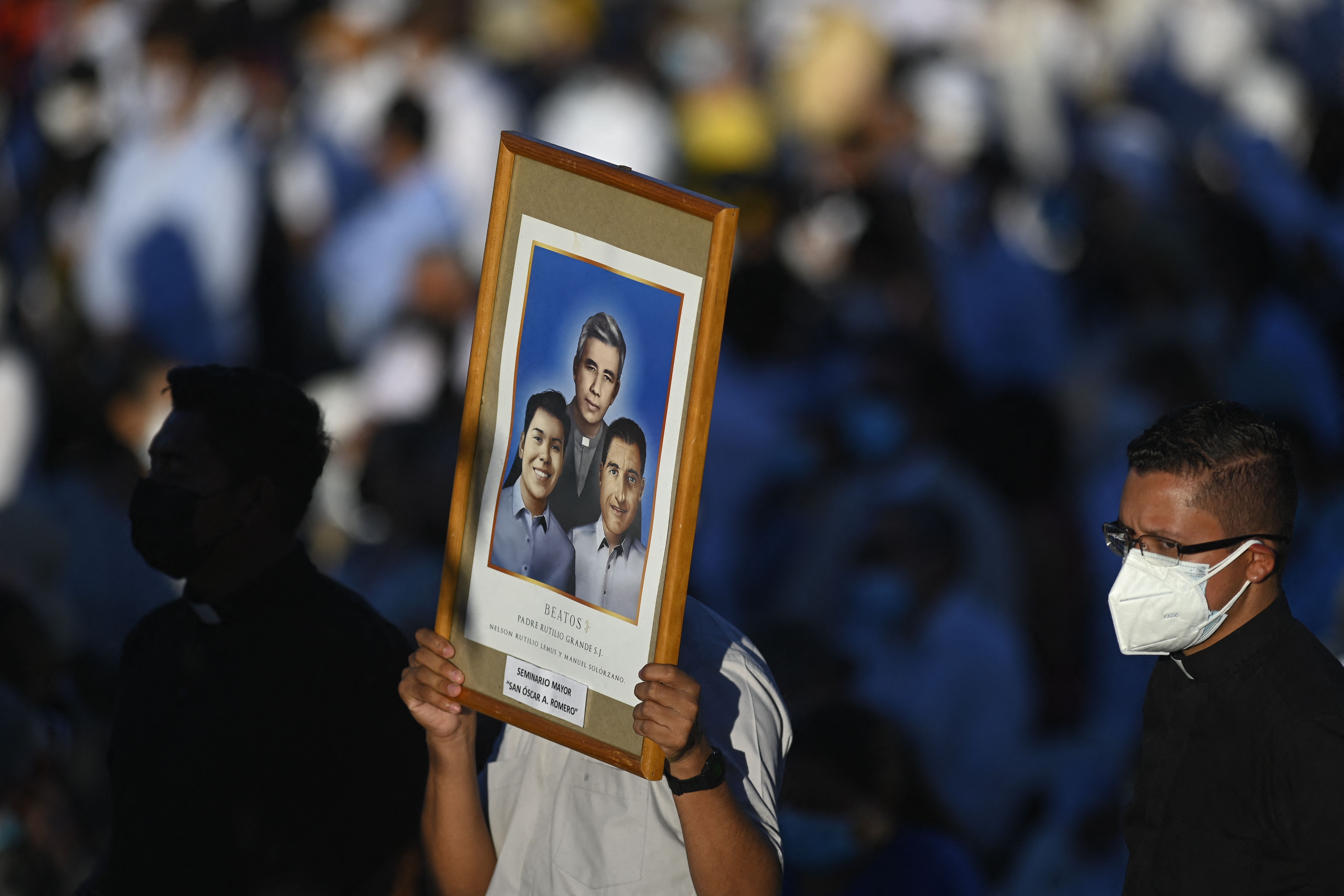 Los sacerdotes Rutilio Grande y Cosme Spessotto, asesinados durante la guerra en El Salvador, fueron beatificados por la Iglesia Católica. (Foto Prensa Libre: EFE)