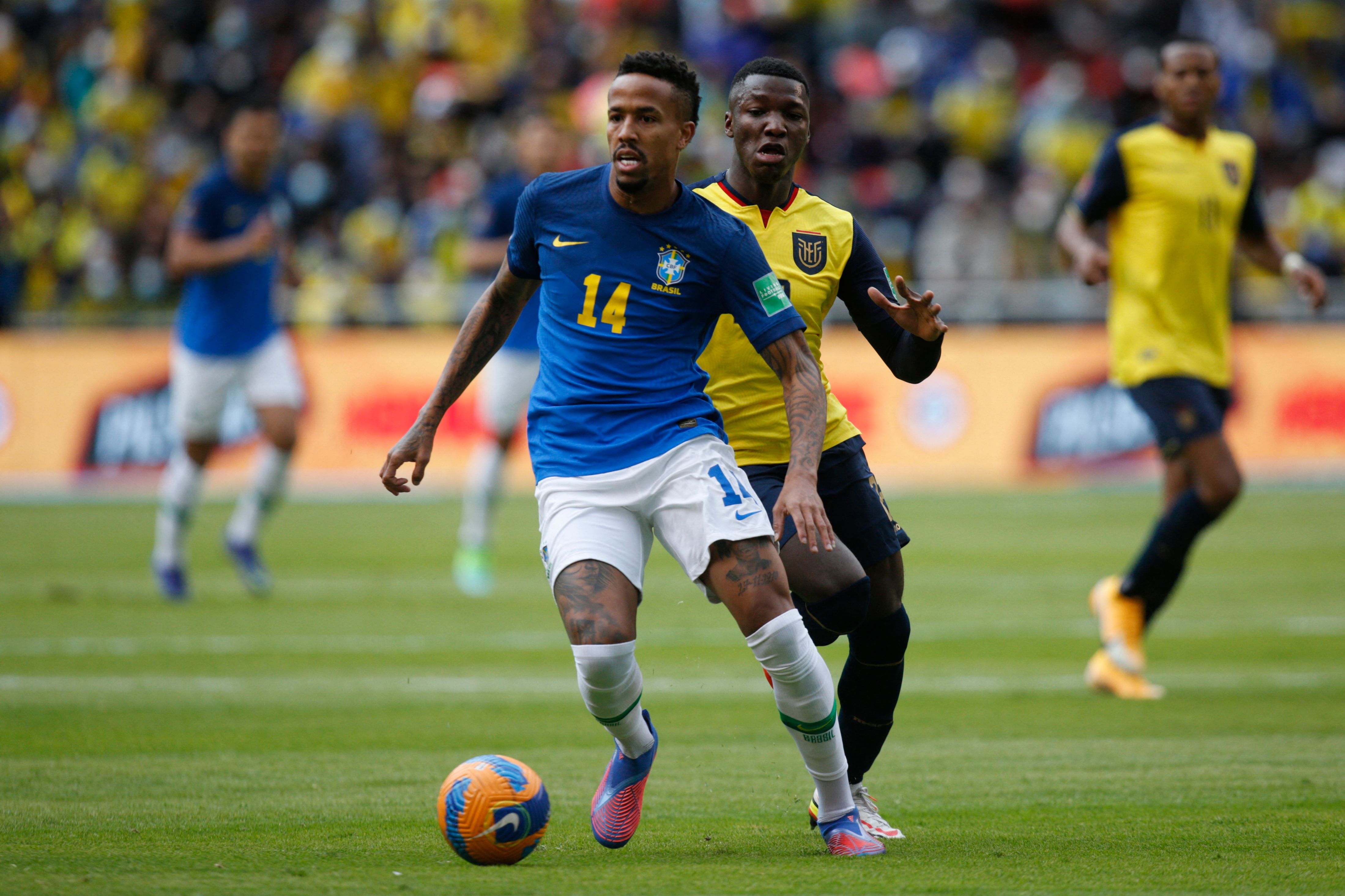 El seleccionado brasileño Eder Militao (azul) enfrenta al ecuatoriano Moises Caicedo en el estadio Rodrigo Paz Delgado de Quito. (Foto Prensa Libre: AFP)