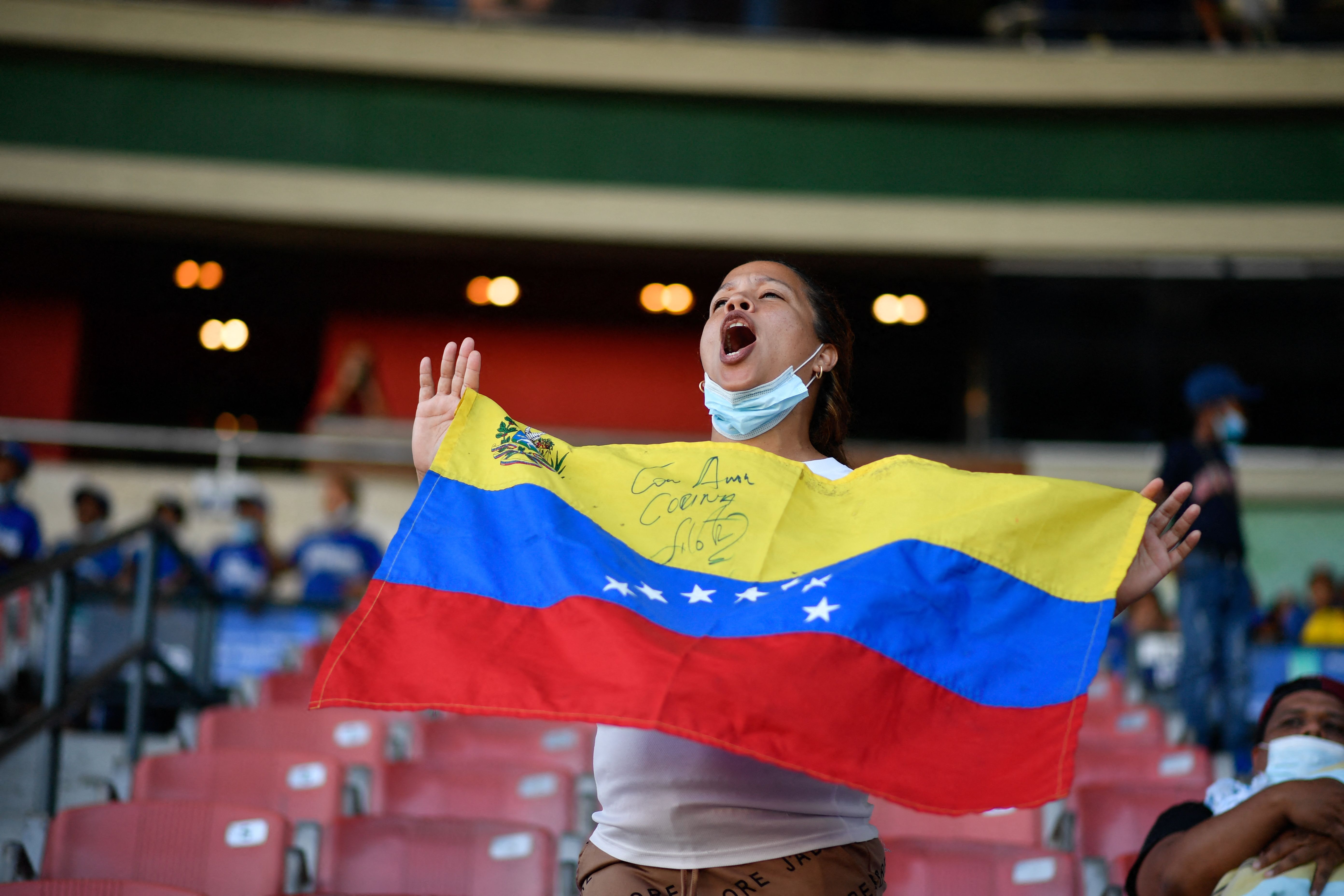 Una aficionada venezolana apoya a su selección en la eliminatoria rumbo a Qatar 2022. (Foto Prensa Libre: AFP)