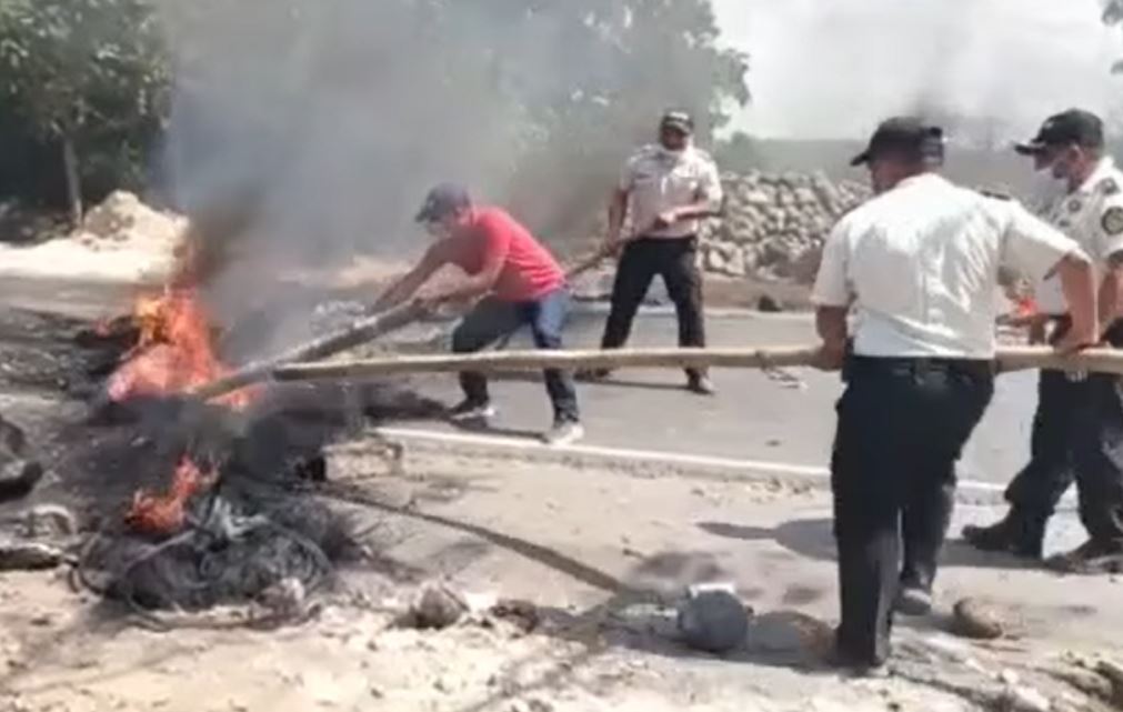 Los bloqueos a escala nacional por parte de transportistas han perjudicado a miles de personas. (Foto Prensa Libre: Tomada de video de PNC)