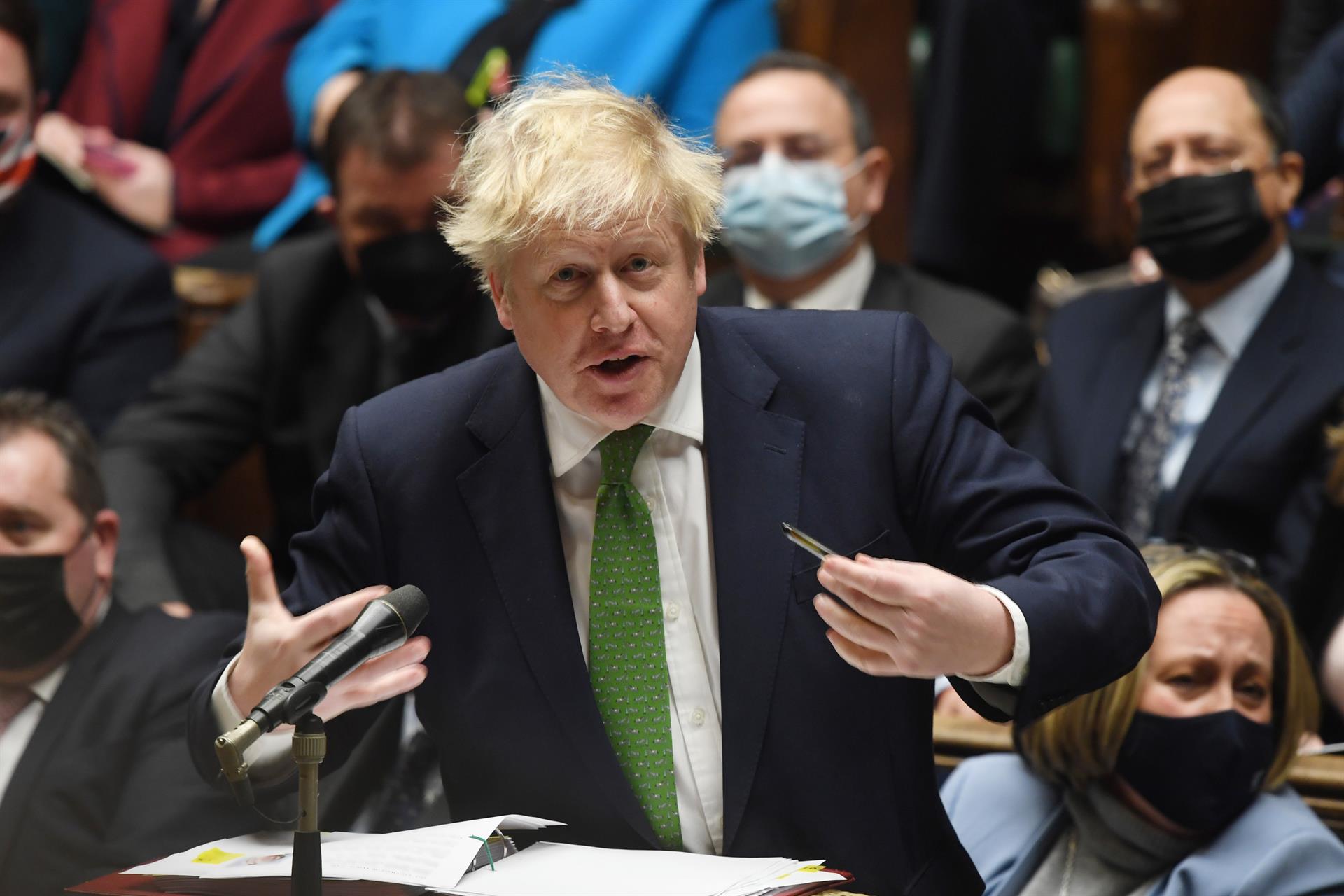 Boris Johnson, anunció que la mayor parte de las actuales restricciones por la covid-19 que se aplican en Inglaterra, como el uso de mascarillas o el teletrabajo, "expirarán" a partir del jueves 27 de enero. (Foto Prensa Libre: EFE)