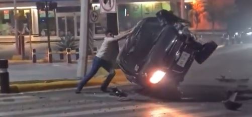 Un video muestra el momento en el que un hombre empuja su vehículo volcado en una carretera de Nuevo León, México. (Foto Prensa Libre: Captura de Pantalla)