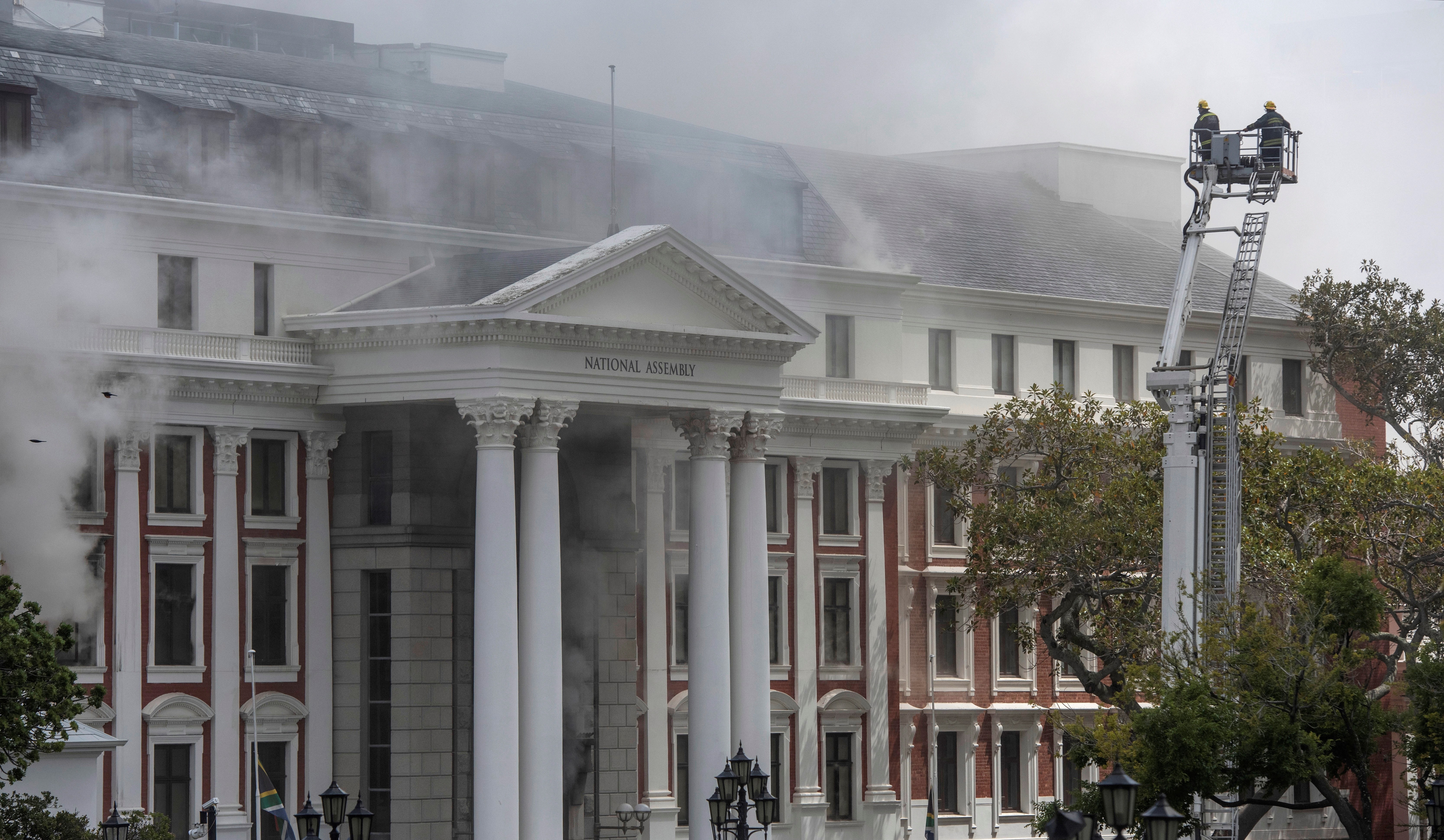 Socorristas sofocan un incendio en la Asamblea Nacional de Sudáfrica. (Foto Prensa Libre: EFE)