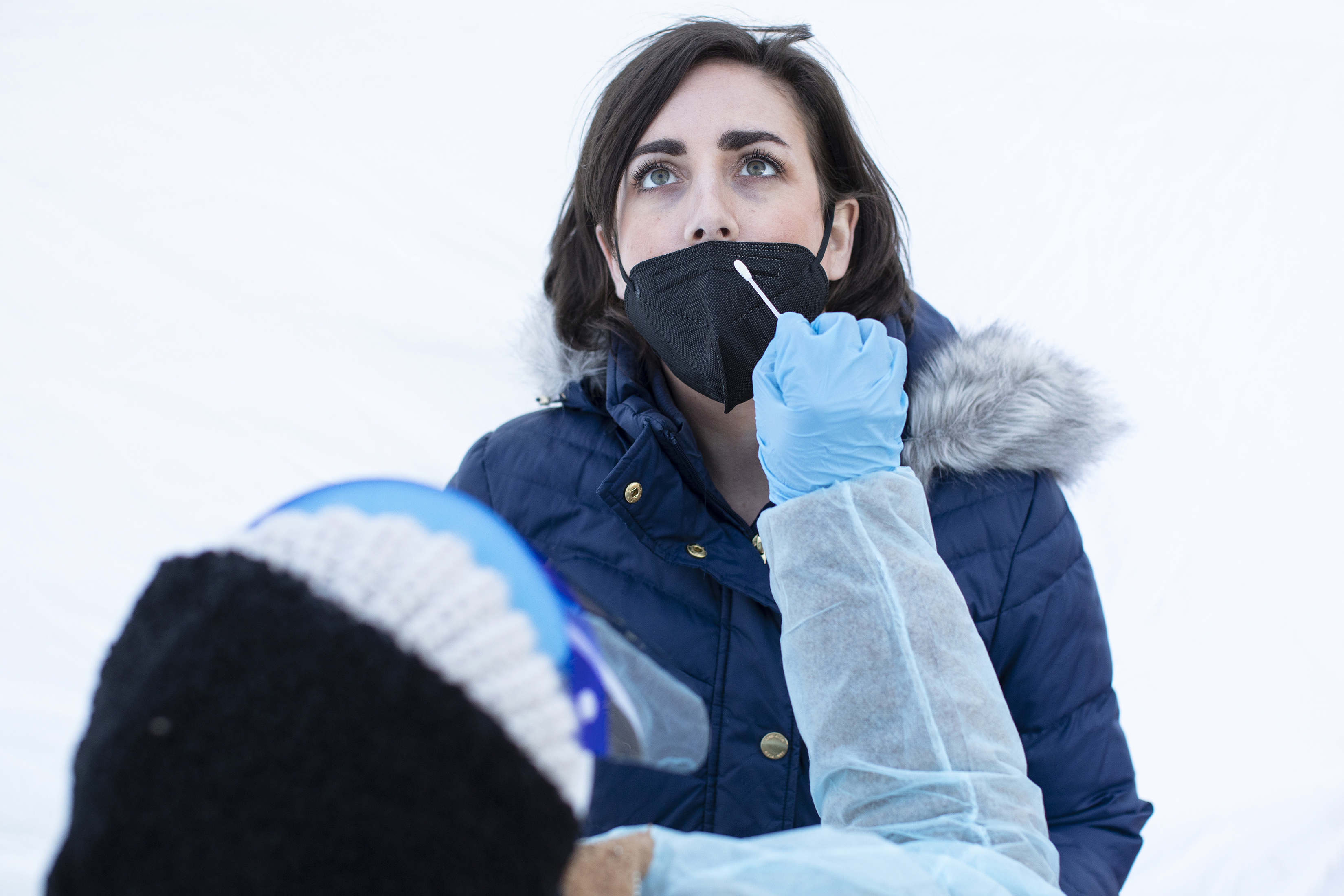 Un trabajador de la salud administra una prueba de covid-19 en un sitio de pruebas en Washington, DC, 14 de enero de 2022 (Tom Brenner/The New York Times).
